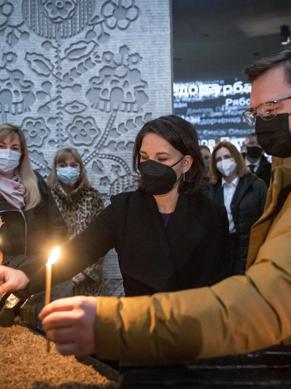  Annalena Baerbock Buendnis 90/Die Gruenen, Bundesaussenministerin, beim Gedenken an der Holodomor-Gedenkstaette gemeinsam mit dem Aussenminister der Ukraine, Dmytro Kuleba. Kiew, 07.02.2022. Kiew Ukraine *** Annalena Baerbock Buendnis 90 Die Gruenen , Federal Minister of Foreign Affairs, at the Holodomor Memorial together with the Minister of Foreign Affairs of Ukraine, Dmytro Kuleba Kiev, 07 02 2022 Kiev Ukraine Copyright: xThomasxKoehlerx