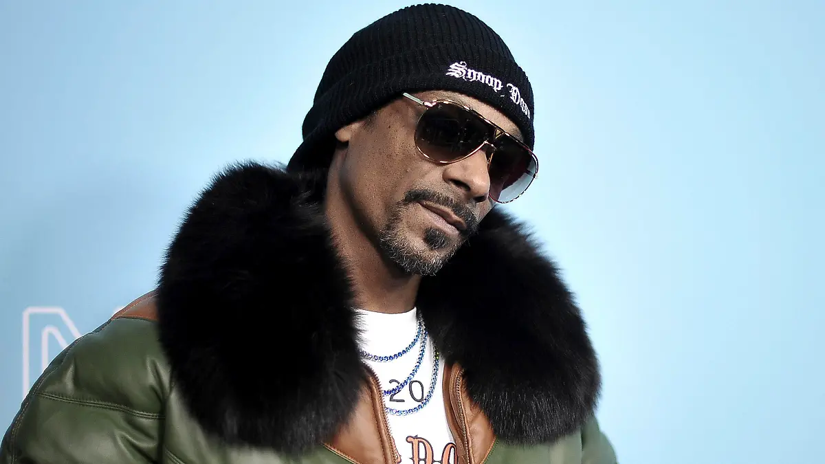 ARCHIV - 28.03.2019, USA, Los Angeles: Snoop Dogg kommt zur Premiere des Films «The Beach Bum» bei ArcLight Hollywood. (zu dpa «Rapper Snoop Dogg kauft Plattenlabel Death Row Records») Foto: Richard Shotwell/Invision/AP/dpa +++ dpa-Bildfunk +++