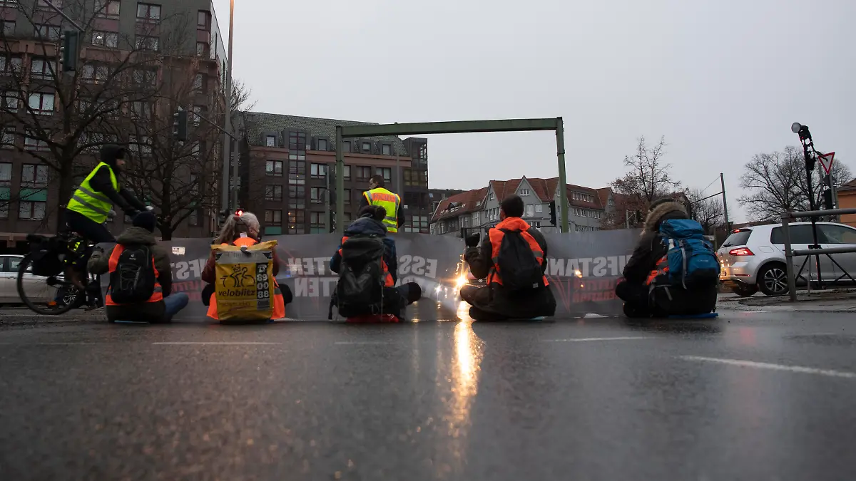 Aktivisten einer Gruppe, die sich Aufstand der letzten Generation nennt, blockieren in Steglitz die Zufahrt zur Stadtautobahn. Klimaschützer haben am Morgen versucht, Straßen in Berlin zu blockieren. Sie fordern von der Bundesregierung ein Gesetz gegen Lebensmittelverschwendung und Entscheidungen für eine verträglichere Landwirtschaft.