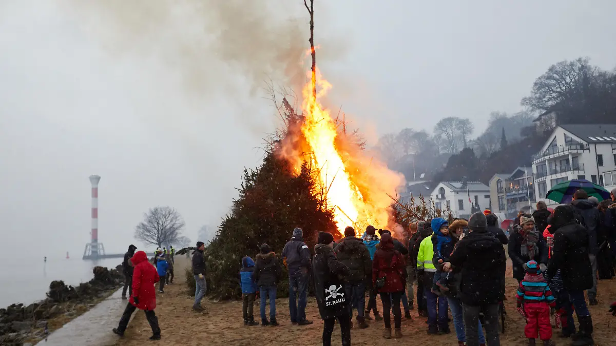 ARCHIV - 31.03.2018, Hamburg: Ein Osterfeuer brennt am Elbstrand in Blankenese in Nähe des Leuchtturms. (zu dpa «Bezirksversammlung nimmt Senat bei Osterfeuern in die Pflicht») Foto: Georg Wendt/dpa +++ dpa-Bildfunk +++