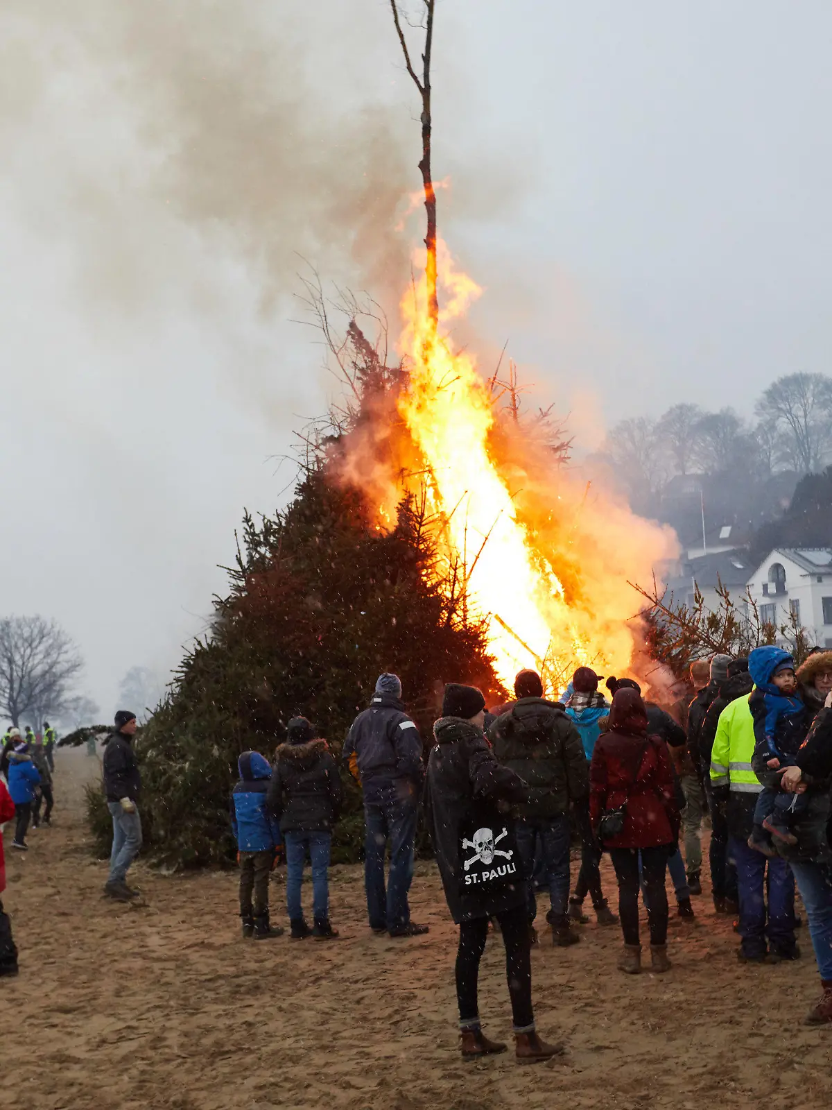 ARCHIV - 31.03.2018, Hamburg: Ein Osterfeuer brennt am Elbstrand in Blankenese in Nähe des Leuchtturms. (zu dpa «Bezirksversammlung nimmt Senat bei Osterfeuern in die Pflicht») Foto: Georg Wendt/dpa +++ dpa-Bildfunk +++