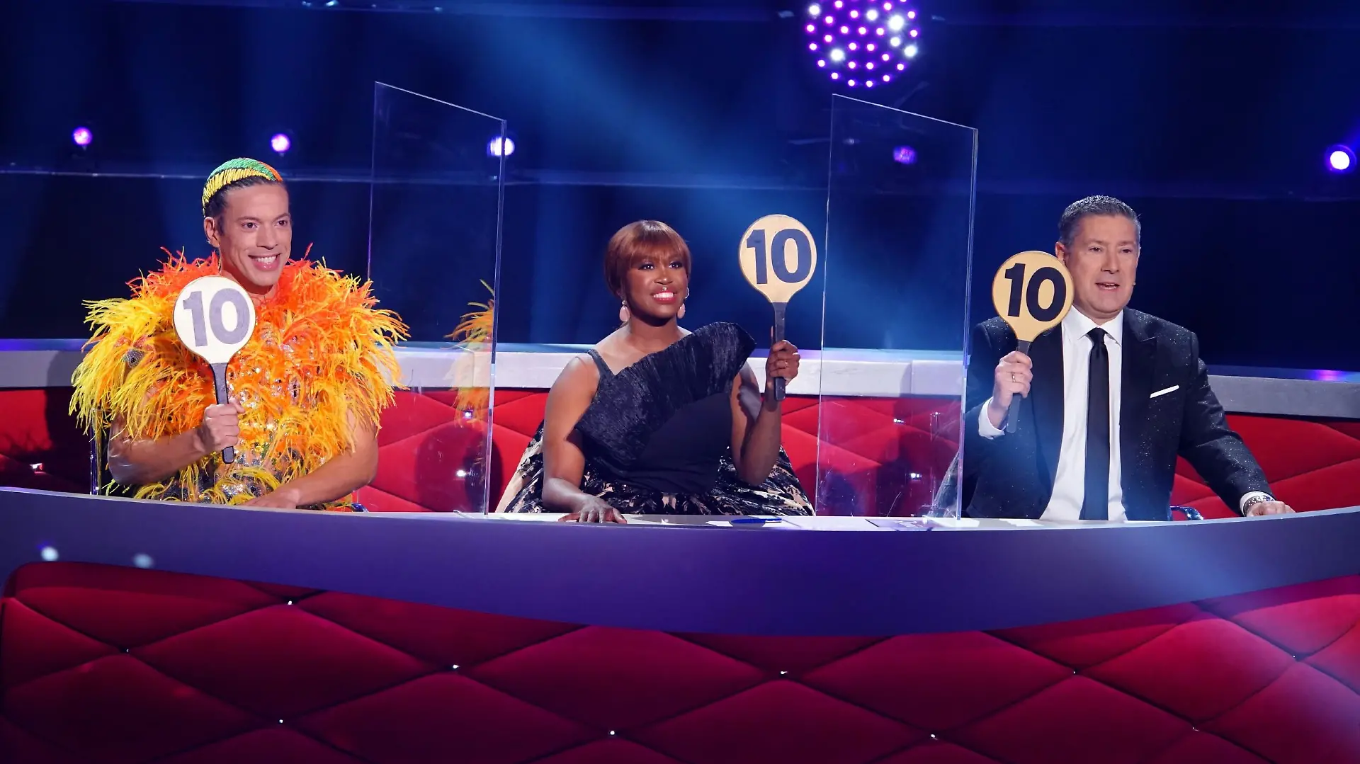 Die Jury: Jorge González (l.), Motsi Mabuse und Joachim Llambi (Foto: "Let's Dance" 2021)
Die Verwendung des sendungsbezogenen Materials ist nur mit dem Hinweis und Verlinkung auf RTL+ gestattet.