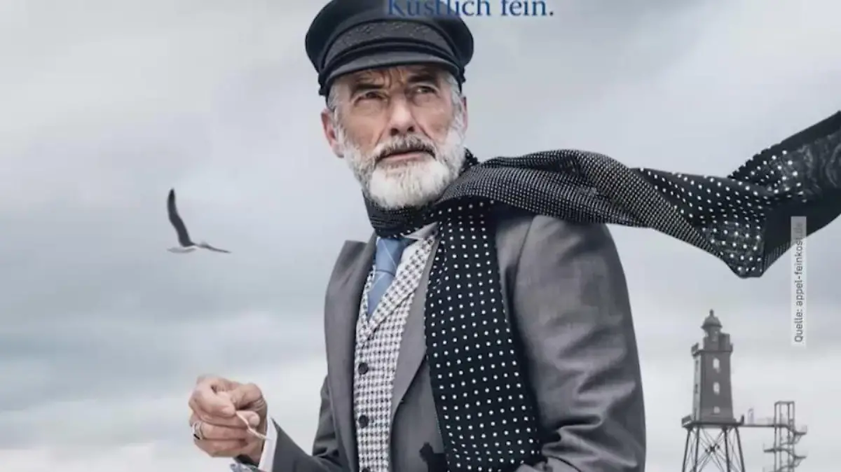 Die Werbefigur von Feinkost Appel: Auch mit Mütze, auch mit Bart - aber im Anzug und mit Halstuch.