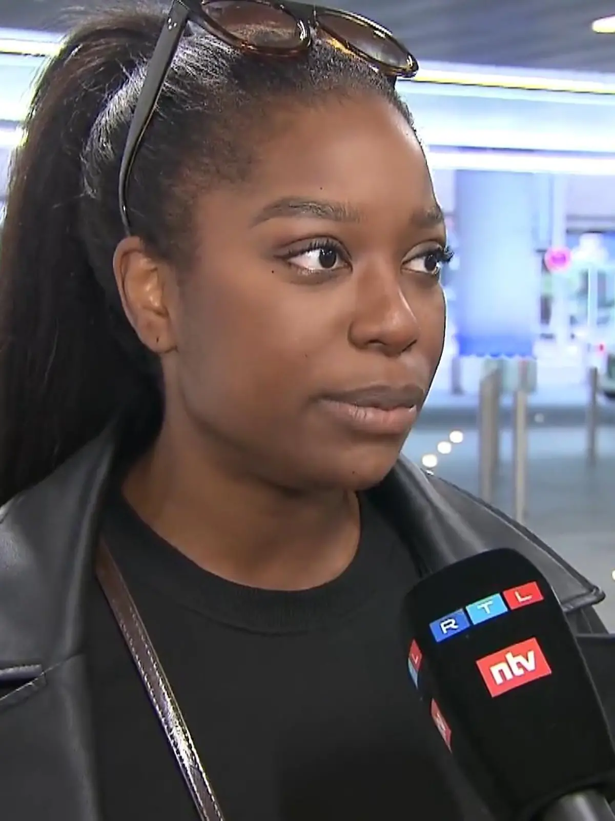 Die Dschungelkandidaten sind wieder in Deutschland gelandet und auf dem Frankfurter Flughafen wurden sie von etlichen Fans begrüßt. Dabei kamen auch alte Erinnerungen bei den Kandidaten auf und die Hanauerin Linda spricht offen und ehrlich darüber, wie sie ihre Hater sieht. Besonders gut gelaunt natürlich: Dschungelkönig Filip.
