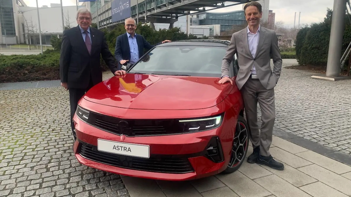 Ministerpräsident Volker Bouffier und Wirtschaftsminister Tarek Al-Wazir hoffen auf sichere Jobs. Opel-Chef Uwe Hochgeschurtz will mit dem Astra auch den Standort Rüsselsheim stärken.