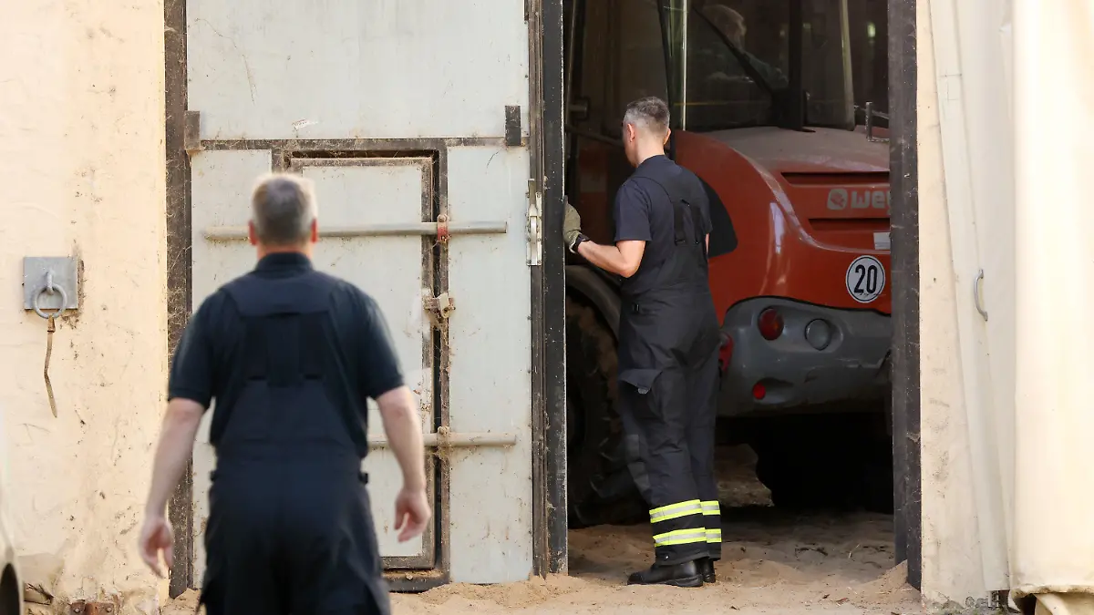 10.06.2023, Hamburg: Einsatzkräfte der Hamburger Feuerwehr stehen an der Elefantenhalle im Tierpark Hagenbeck. Die Hamburger Feuerwehr hat am Samstag der 57-jährigen Elefantendame Shandra im Tierpark Hagenbeck beim Aufstehen helfen müssen. Die Tierärztin vermutet, dass die Elefantenkuh bei den sommerlichen Temperaturen zu wenig getrunken und Kreislaufprobleme hatte. (zu dpa Feuerwehr muss Elefantendame beim Aufstehen helfen) Foto: Bodo Marks/dpa +++ dpa-Bildfunk +++