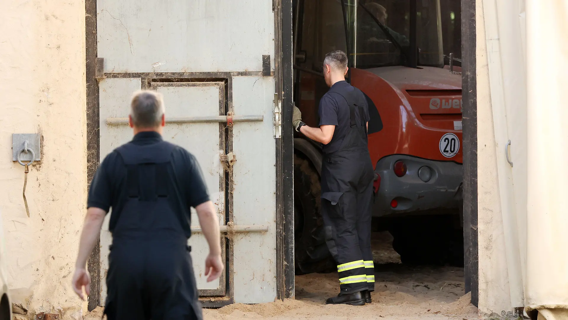 10.06.2023, Hamburg: Einsatzkräfte der Hamburger Feuerwehr stehen an der Elefantenhalle im Tierpark Hagenbeck. Die Hamburger Feuerwehr hat am Samstag der 57-jährigen Elefantendame Shandra im Tierpark Hagenbeck beim Aufstehen helfen müssen. Die Tierärztin vermutet, dass die Elefantenkuh bei den sommerlichen Temperaturen zu wenig getrunken und Kreislaufprobleme hatte. (zu dpa Feuerwehr muss Elefantendame beim Aufstehen helfen) Foto: Bodo Marks/dpa +++ dpa-Bildfunk +++