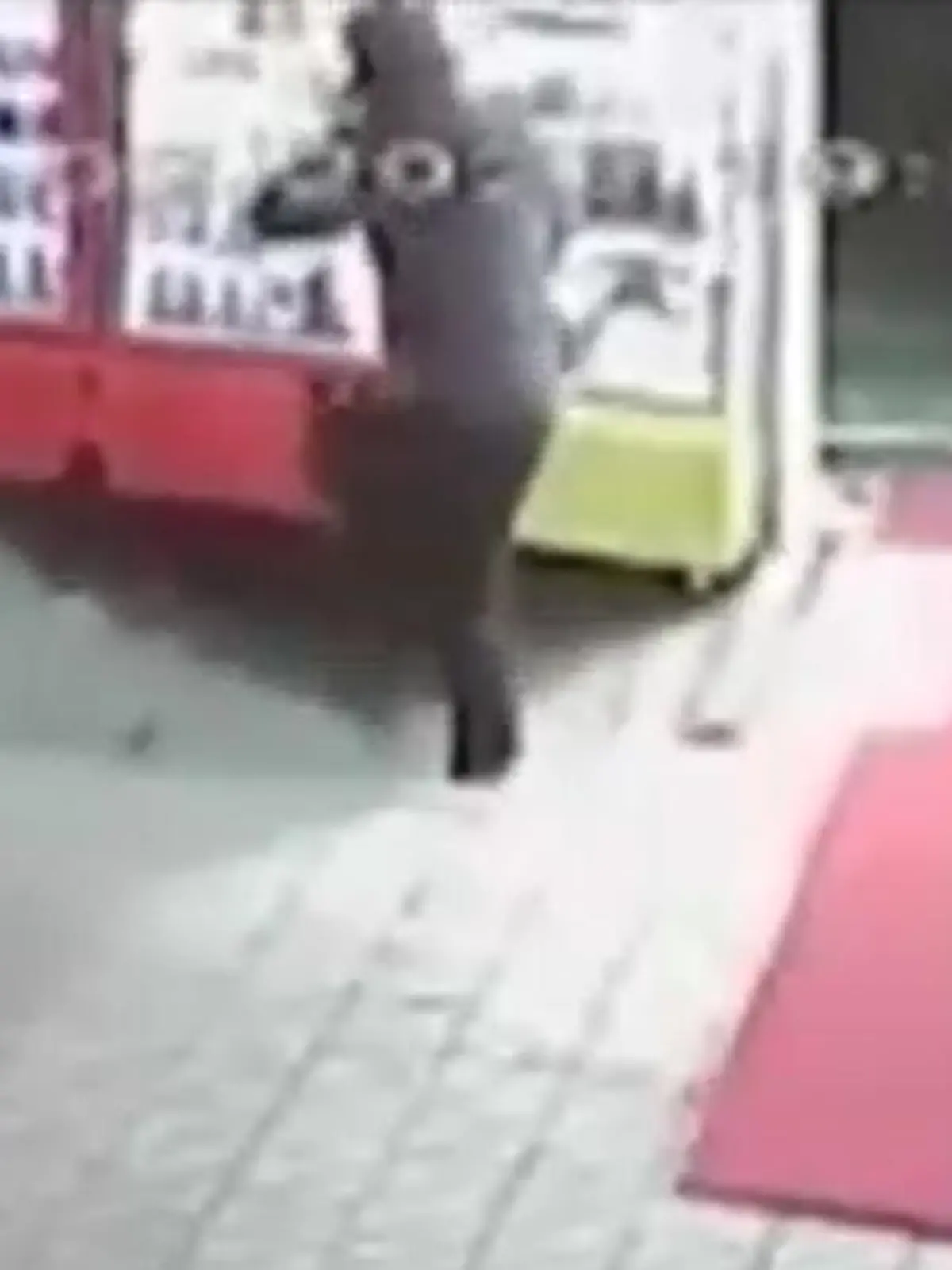 Im Istanbuler Stadtteil Kadiköy stürzte ein Mann in ein metertiefes Loch.
