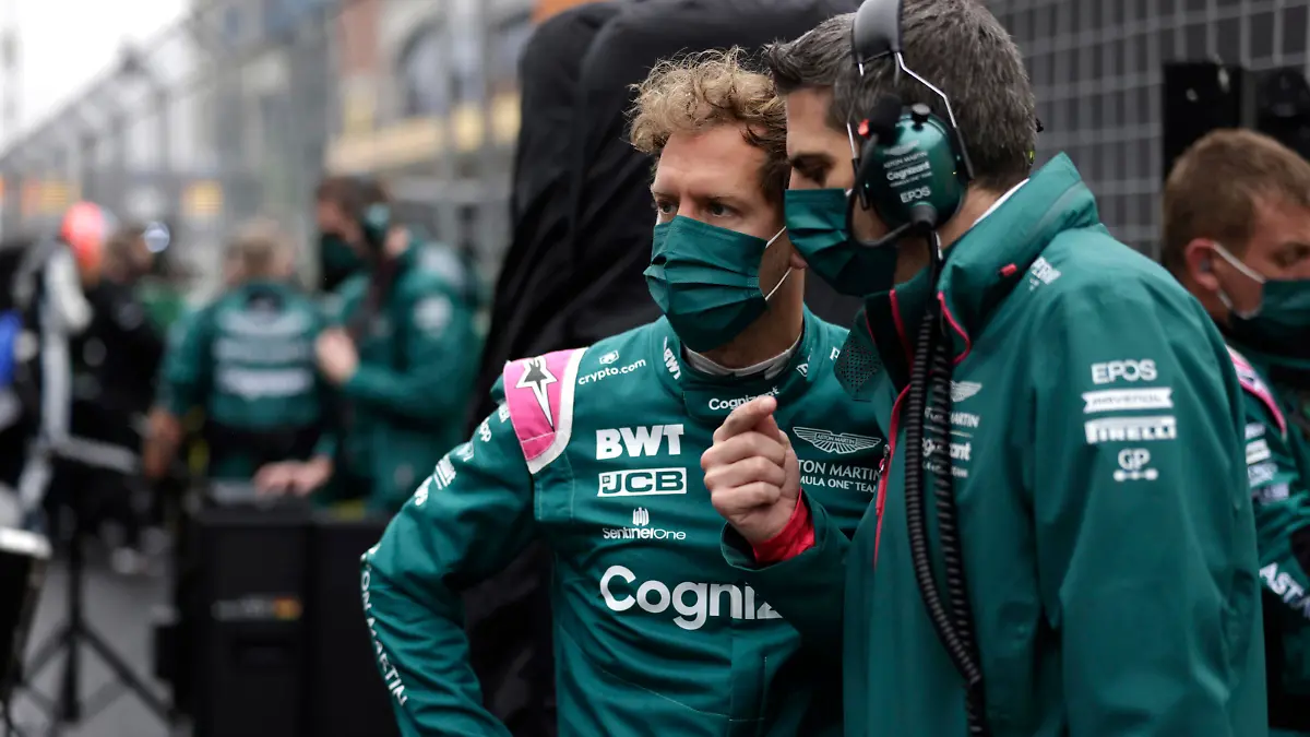  Formula 1 2021: Turkish GP ISTANBUL PARK, TURKEY - OCTOBER 10: Sebastian Vettel, Aston Martin, on the grid with his engineer during the Turkish GP at Istanbul Park on Sunday October 10, 2021, Turkey. Photo by Glenn Dunbar / LAT Images Images PUBLICATIONxINxGERxSUIxAUTxHUNxONLY GP2116_103345_J5A8019