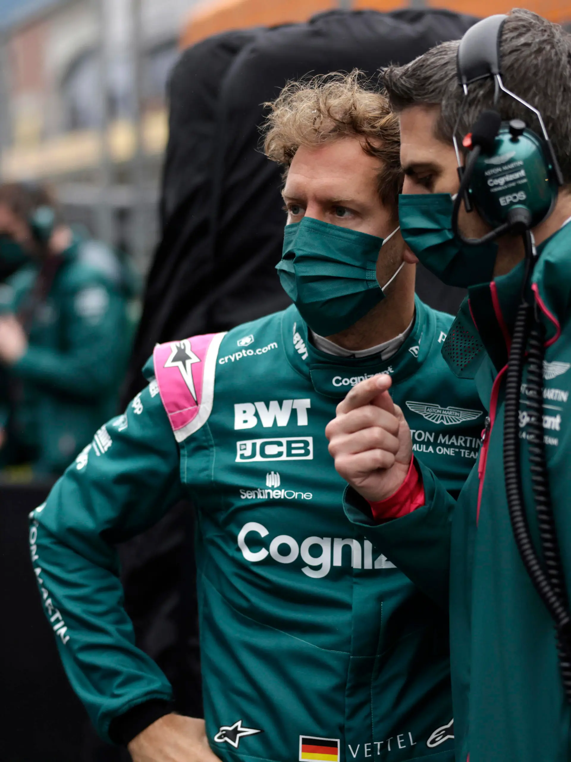  Formula 1 2021: Turkish GP ISTANBUL PARK, TURKEY - OCTOBER 10: Sebastian Vettel, Aston Martin, on the grid with his engineer during the Turkish GP at Istanbul Park on Sunday October 10, 2021, Turkey. Photo by Glenn Dunbar / LAT Images Images PUBLICATIONxINxGERxSUIxAUTxHUNxONLY GP2116_103345_J5A8019