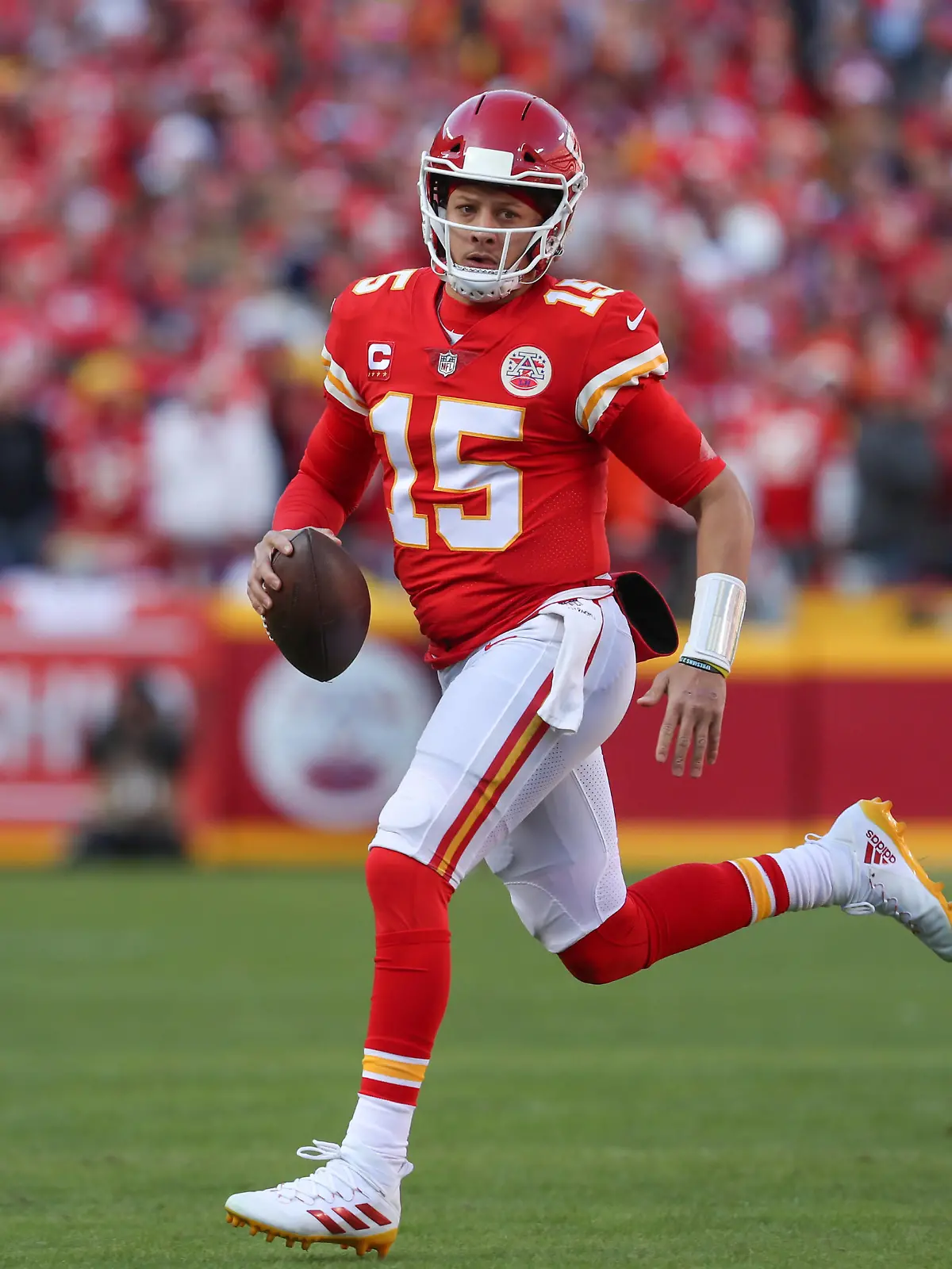  KANSAS CITY, MO - JANUARY 30: Kansas City Chiefs quarterback Patrick Mahomes 15 rolls out in the first quarter of the AFC Championship game between the Cincinnati Bengals and Kansas City Chiefs on Jan 30, 2022 at GEHA Field at Arrowhead Stadium in Kansas City, MO. Photo by Scott Winters/Icon Sportswire NFL, American Football Herren, USA JAN 30 AFC Conference Championship - Bengals at Chiefs Icon2201300417