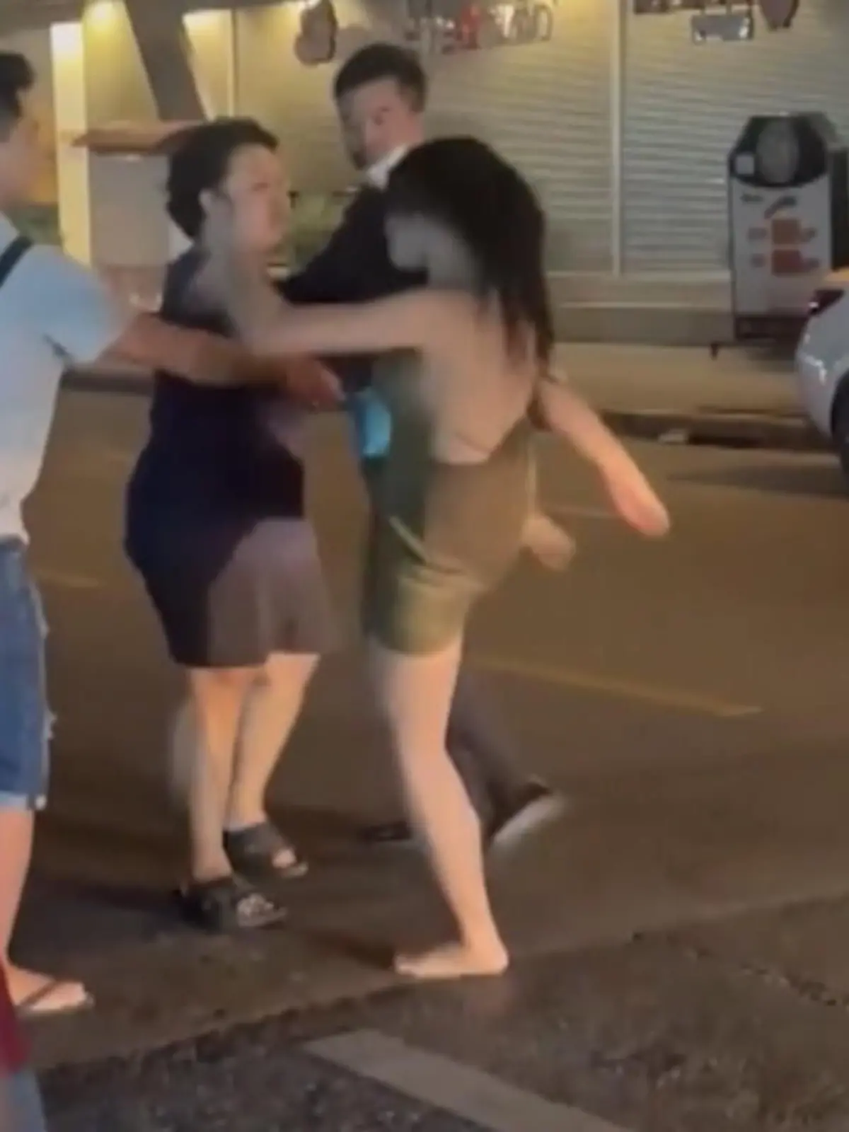 Hier wird das Karma gleich richtig zugeschlagen:
In einer Bar in Bangkok schüttet ein Mann einer jungen Frau ein Bier über den Kopf. Offenbar aus verletztem Stolz, sie hatte zuvor seine Flirt-Versuche zurückgewiesen.
Die unverschämte Aktion lässt die 25-Jährige auch nicht auf sich setzen. Läuft dem Mann hinterher, um ihn zu zeigen: Das war nicht okay!