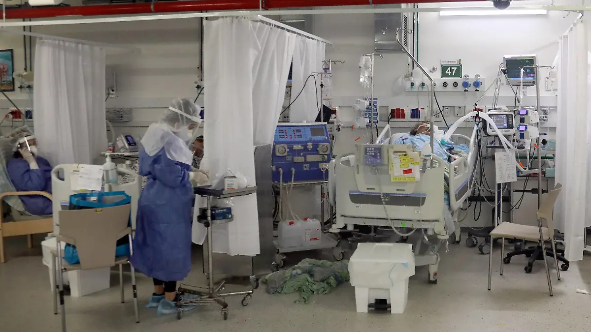 220202 -- PETAH TIKVA, Feb. 2, 2022 -- Medical staff members wearing protective gear work in the COVID-19 ward at Beilinson Hospital Rabin Medical Center in the central Israeli city of Petah Tikva on Feb. 1, 2022. The facility was originally built as an underground parking lot before being converted into a medical center for COVID-19 patients as cases spiked. via Xinhua ISRAEL-PETAH TIKVA-COVID-19 WARD GideonxMarkowicz/JINI PUBLICATIONxNOTxINxCHN