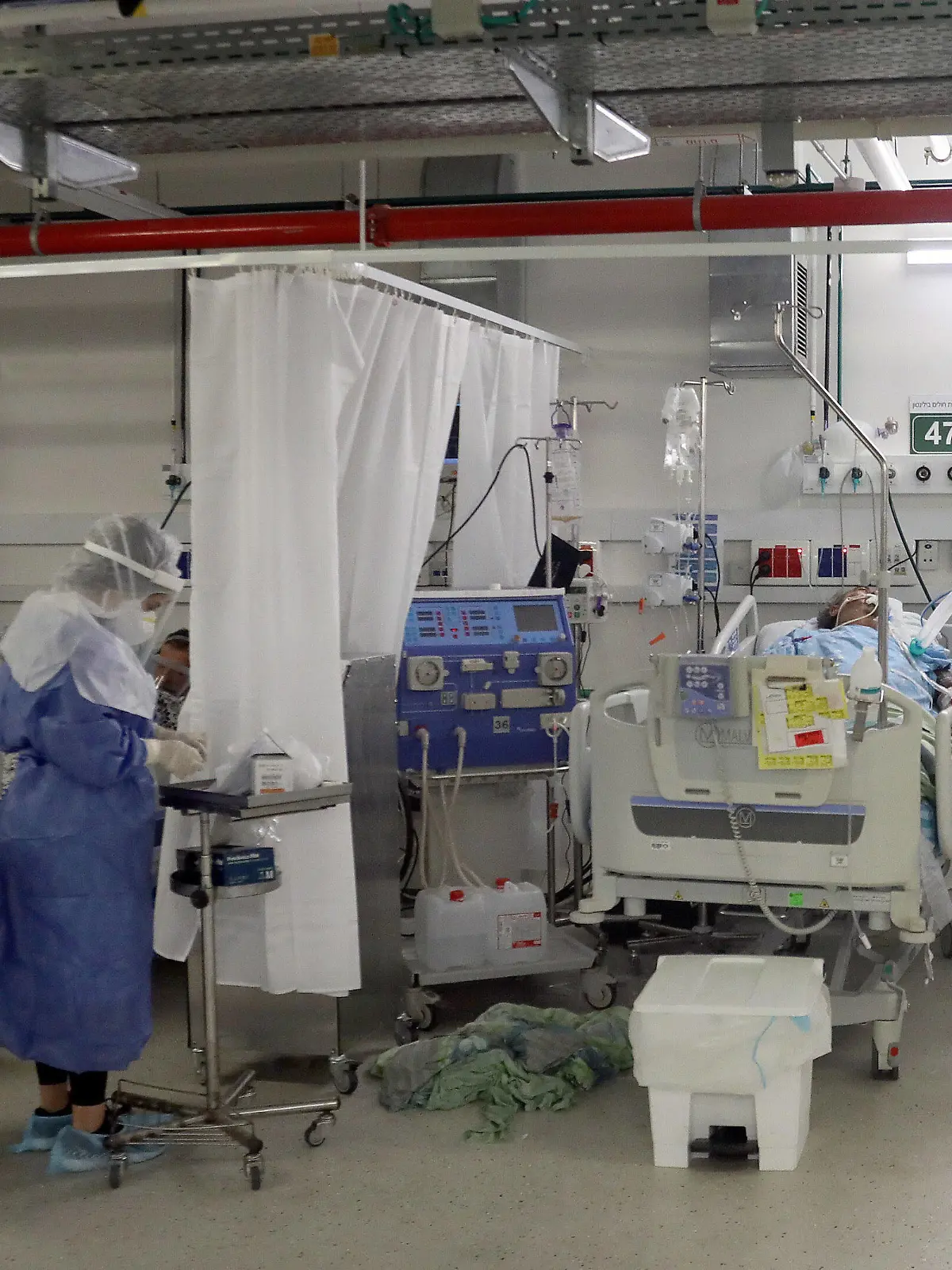 220202 -- PETAH TIKVA, Feb. 2, 2022 -- Medical staff members wearing protective gear work in the COVID-19 ward at Beilinson Hospital Rabin Medical Center in the central Israeli city of Petah Tikva on Feb. 1, 2022. The facility was originally built as an underground parking lot before being converted into a medical center for COVID-19 patients as cases spiked.  via Xinhua ISRAEL-PETAH TIKVA-COVID-19 WARD GideonxMarkowicz/JINI PUBLICATIONxNOTxINxCHN 