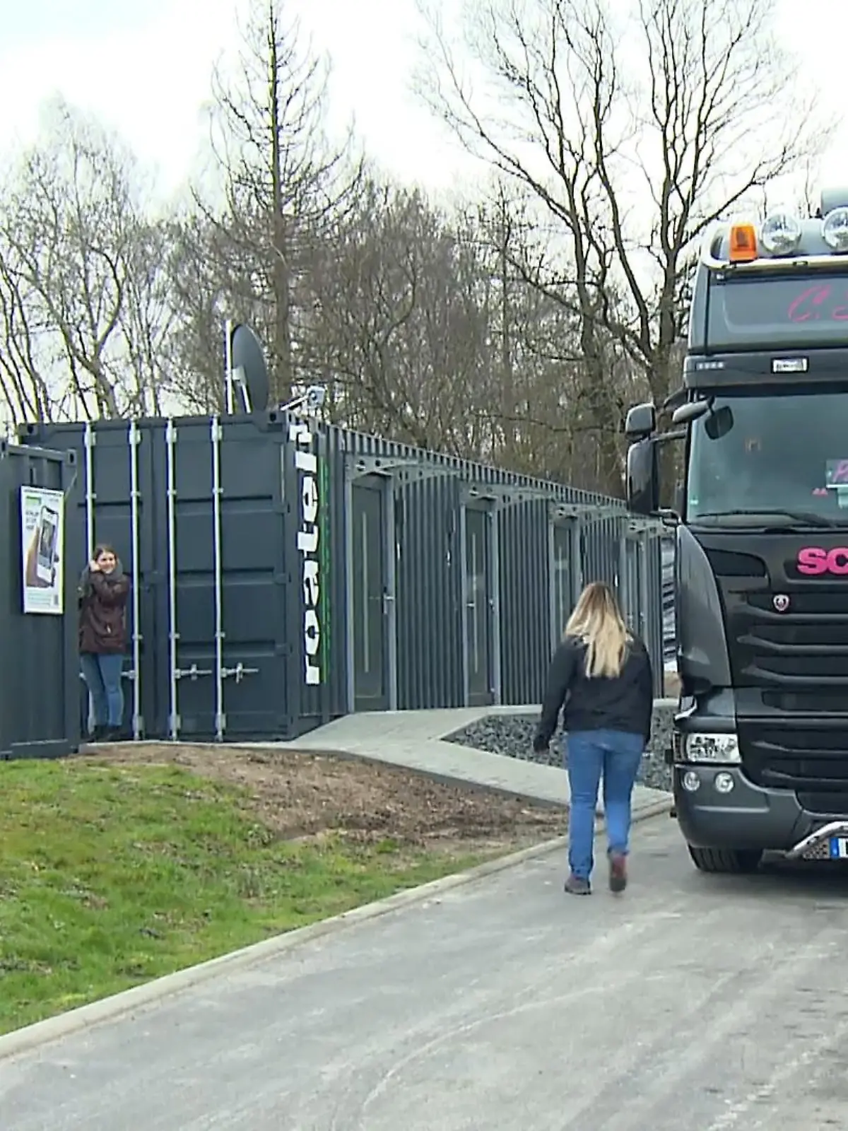 Das Problem von langen Lastwagen-Schlangen an den Autobahnraststätten ist schon länger präsent. Die Lkw-Fahrer:innen müssen ihre Pause einhalten und schlafen dafür meist in ihren Fahrerkabinen. Das ist jetzt laut EU-Mobilitätspaket nicht mehr erlaubt. Wo die Fahrer:innen stattdessen unterkommen können, erfahren Sie im Artikel.