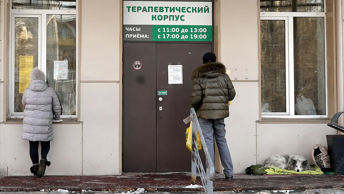 KEMEROVO, RUSSIA - FEBRUARY 6, 2022: A dog is seen at the entrance to the medical ward at Podgorbunsky Emergency Care Hospital which offers treatment to patients with COVID-19, in Kemerovo, southern Siberia. The dog was first spotted at the entrance to the hospital some one and a half years ago. Local people and the hospital staff believe that the dog is waiting for its owner who died at the hospital. The staff have named the dog Khatiko after the Japanese dog Hachiko for its loyalty. Danil Aikin/TASS