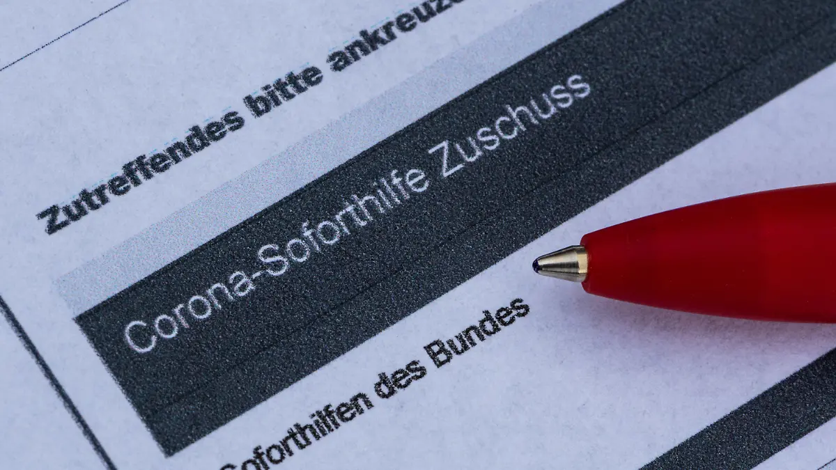 ARCHIV - 31.03.2020, Thüringen, Erfurt: Ein Stift liegt auf einem Antrag für den Corona-Soforthilfe-Zuschuss. Durch unrechtmäßig erhaltene Corona-Hilfen ist in Niedersachsen bislang ein Schaden in zweistelliger Millionenhöhe entstanden. (zu dpa: «Fast 16 Millionen Euro Schaden wegen unrechtmäßiger Corona-Hilfen») Foto: Robert Michael/dpa-Zentralbild/dpa +++ dpa-Bildfunk +++
