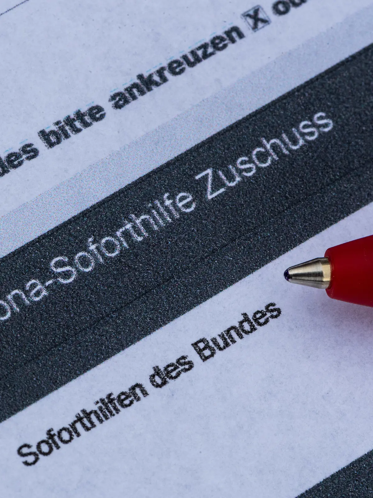 ARCHIV - 31.03.2020, Thüringen, Erfurt: Ein Stift liegt auf einem Antrag für den Corona-Soforthilfe-Zuschuss. Durch unrechtmäßig erhaltene Corona-Hilfen ist in Niedersachsen bislang ein Schaden in zweistelliger Millionenhöhe entstanden. (zu dpa: «Fast 16 Millionen Euro Schaden wegen unrechtmäßiger Corona-Hilfen») Foto: Robert Michael/dpa-Zentralbild/dpa +++ dpa-Bildfunk +++