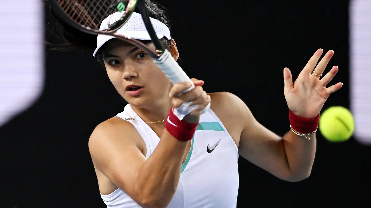  Mandatory Credit: Photo by James Gourley/Shutterstock 12765058kv Emma Raducanu during her second round match Australian Open, Day Four, Tennis, Melbourne Park, Melbourne, Australia - 20 Jan 2022 Australian Open, Day Four, Tennis, Melbourne Park, Melbourne, Australia - 20 Jan 2022 PUBLICATIONxINxGERxSUIxAUTXHUNxGRExMLTxCYPxROMxBULxUAExKSAxONLY Copyright: xJamesxGourley/Shutterstockx 12765058kv