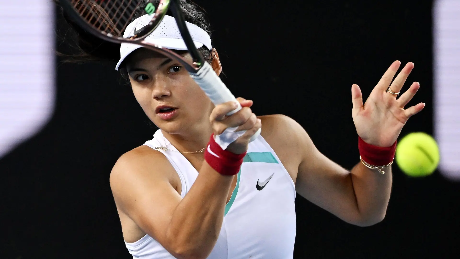  Mandatory Credit: Photo by James Gourley/Shutterstock 12765058kv Emma Raducanu during her second round match Australian Open, Day Four, Tennis, Melbourne Park, Melbourne, Australia - 20 Jan 2022 Australian Open, Day Four, Tennis, Melbourne Park, Melbourne, Australia - 20 Jan 2022 PUBLICATIONxINxGERxSUIxAUTXHUNxGRExMLTxCYPxROMxBULxUAExKSAxONLY Copyright: xJamesxGourley/Shutterstockx 12765058kv