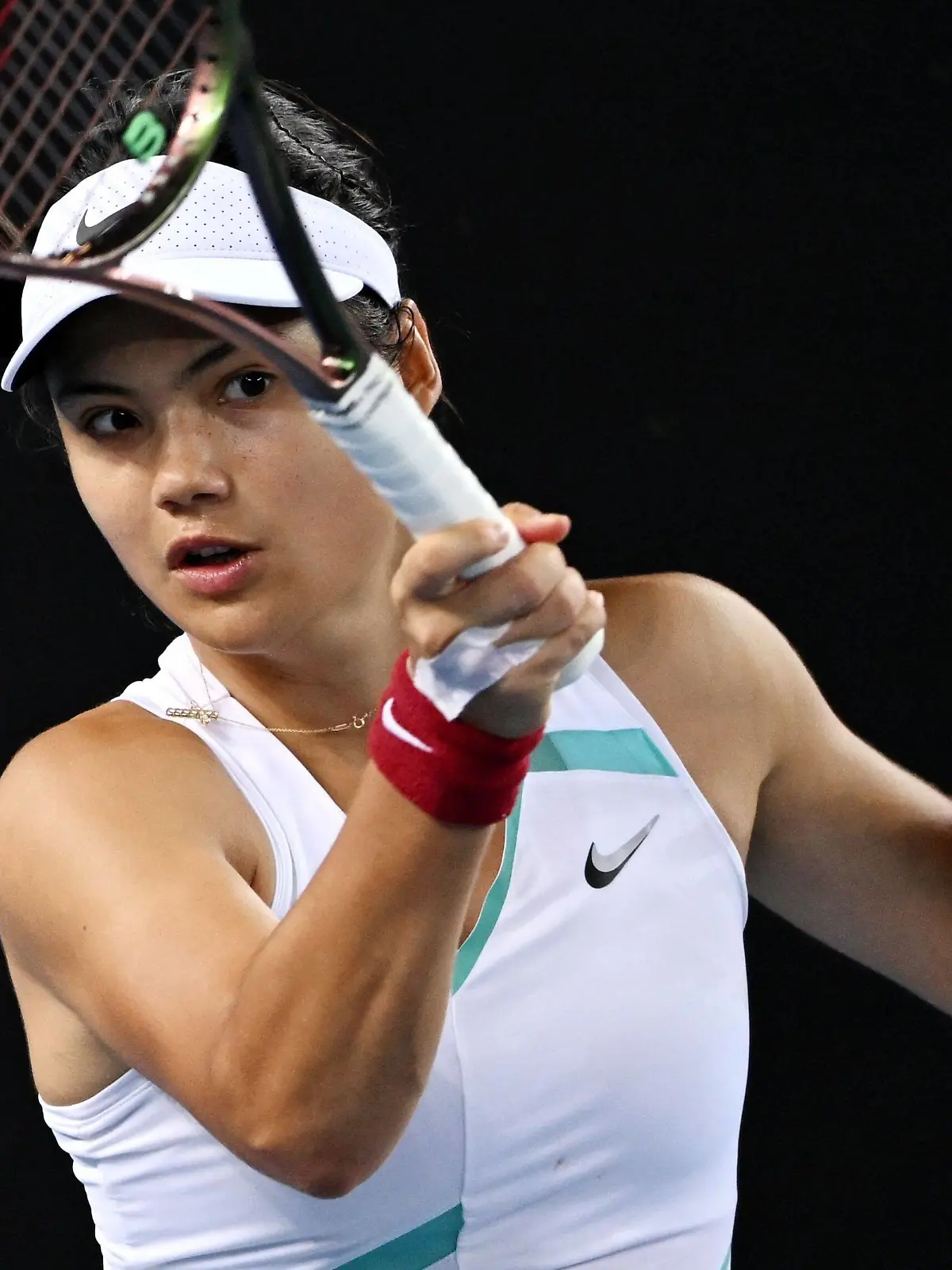  Mandatory Credit: Photo by James Gourley/Shutterstock 12765058kv Emma Raducanu during her second round match Australian Open, Day Four, Tennis, Melbourne Park, Melbourne, Australia - 20 Jan 2022 Australian Open, Day Four, Tennis, Melbourne Park, Melbourne, Australia - 20 Jan 2022 PUBLICATIONxINxGERxSUIxAUTXHUNxGRExMLTxCYPxROMxBULxUAExKSAxONLY Copyright: xJamesxGourley/Shutterstockx 12765058kv