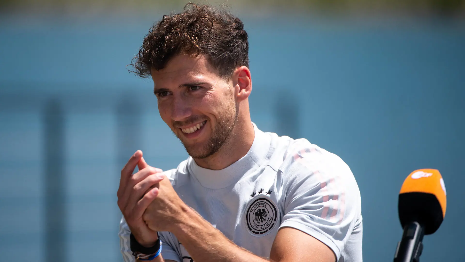 Leon Goretzka Deutschland beim Interviw, GER, Fussball Nationalmannschaft Trainingslager Herzogenaurach, 21.06.2021, Spielzeit 2020/2021 DFB REGULATIONS PROHIBIT ANY USE OF PHOTOGRAPHS AS IMAGE SEQUENCES AND/OR QUASI-VIDEO GER, Fussball Nationalmannschaft Trainingslager Herzogenaurach, 21.06.2021, Spielzeit 2020/2021 Herzogenaurach *** Leon Goretzka Germany at the Interviw, GER, Football National Team Training Camp Herzogenaurach, 21 06 2021, Season 2020 2021 DFB REGULATIONS PROHIBIT ANY USE OF PHOTOGRAPHS AS IMAGE SEQUENCES AND OR QUASI VIDEO GER, Football National Team Training Camp Herzogenaurach, 21 06 2021, Season 2020 2021 Herzogenaurach Copyright: xEibnerxPressefoto/MichaelxMemmlex EP_MMR