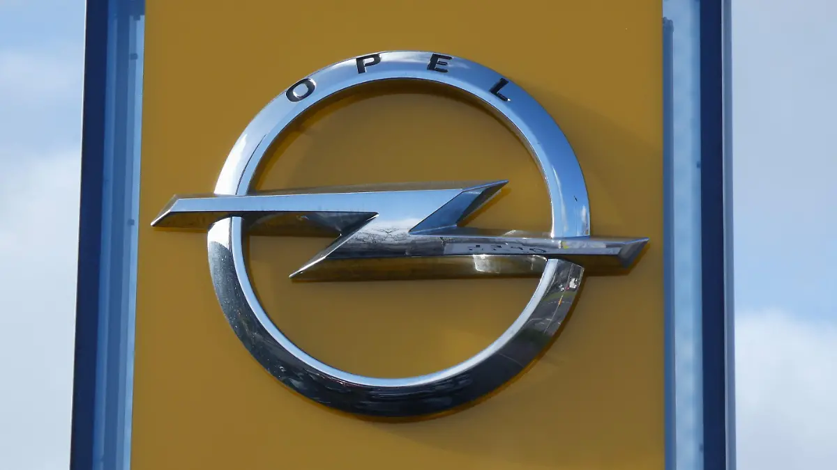 Logo, Schriftzug des Automobilhersteller OPEL , gehört zum PSA Stellantis Konzern