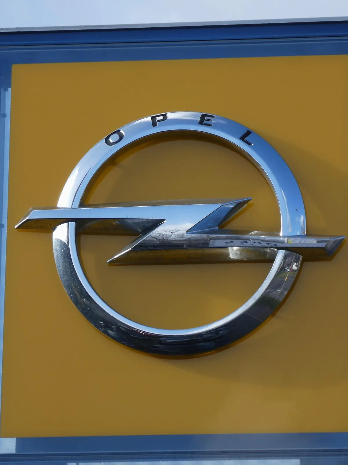 Logo, Schriftzug des Automobilhersteller OPEL , gehört zum PSA Stellantis Konzern