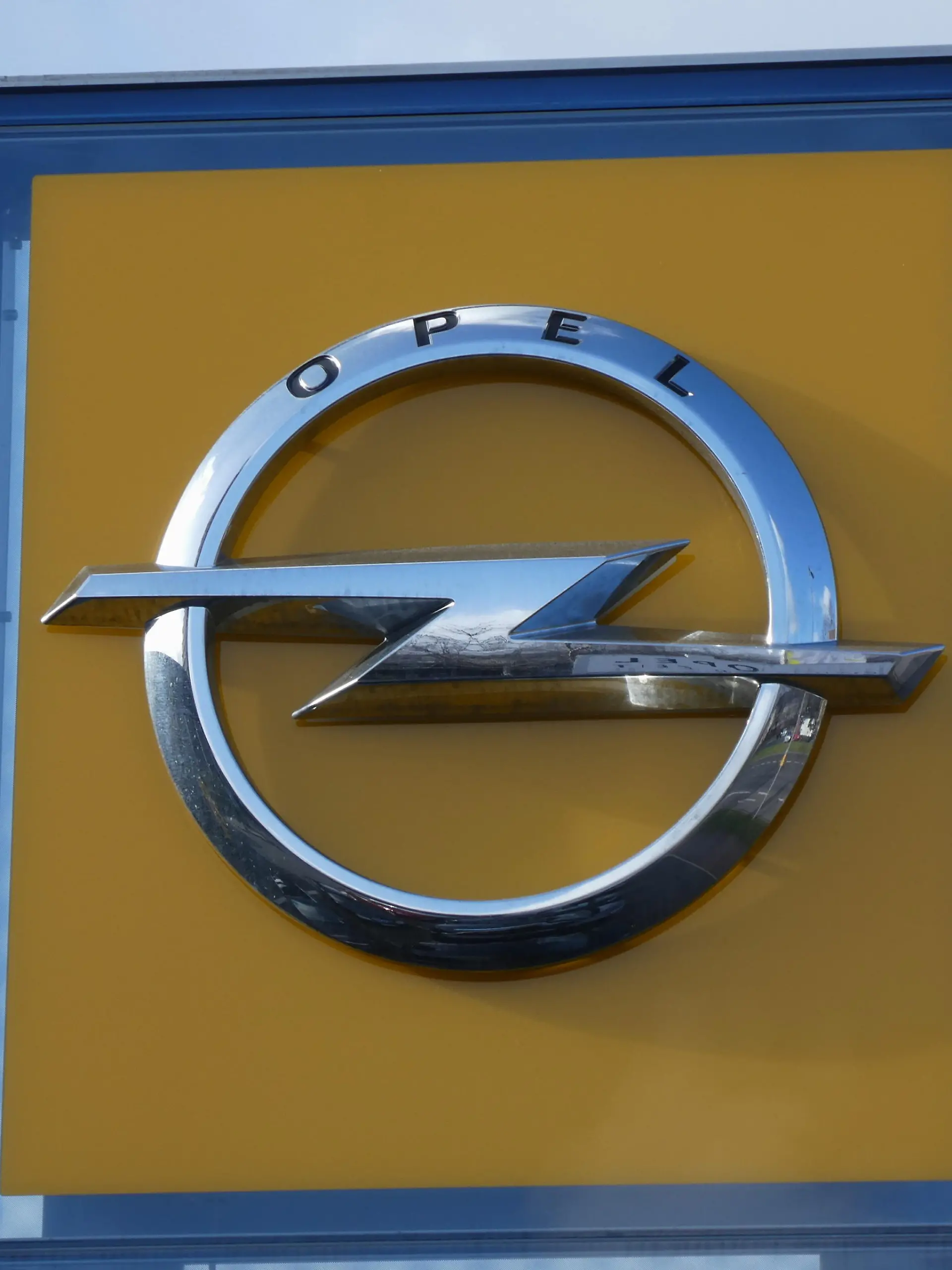 Logo, Schriftzug des Automobilhersteller OPEL , gehört zum PSA Stellantis Konzern