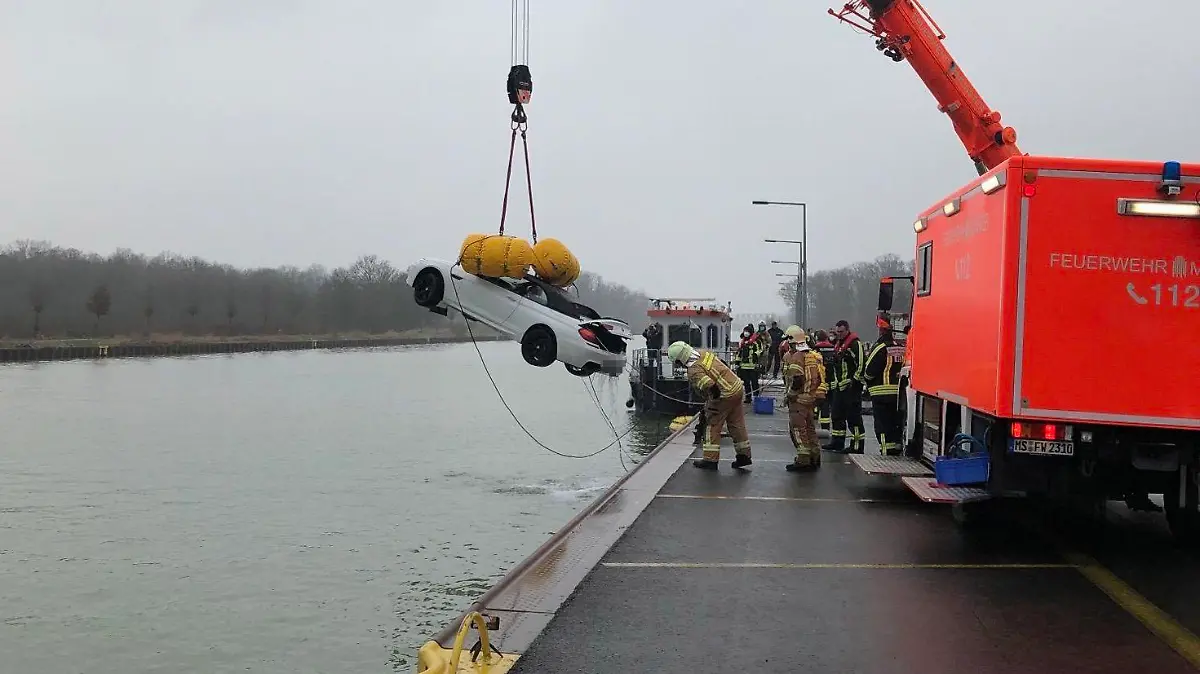 Auto landet im Kanal: Eingeschlafener Fahrer rettet sich