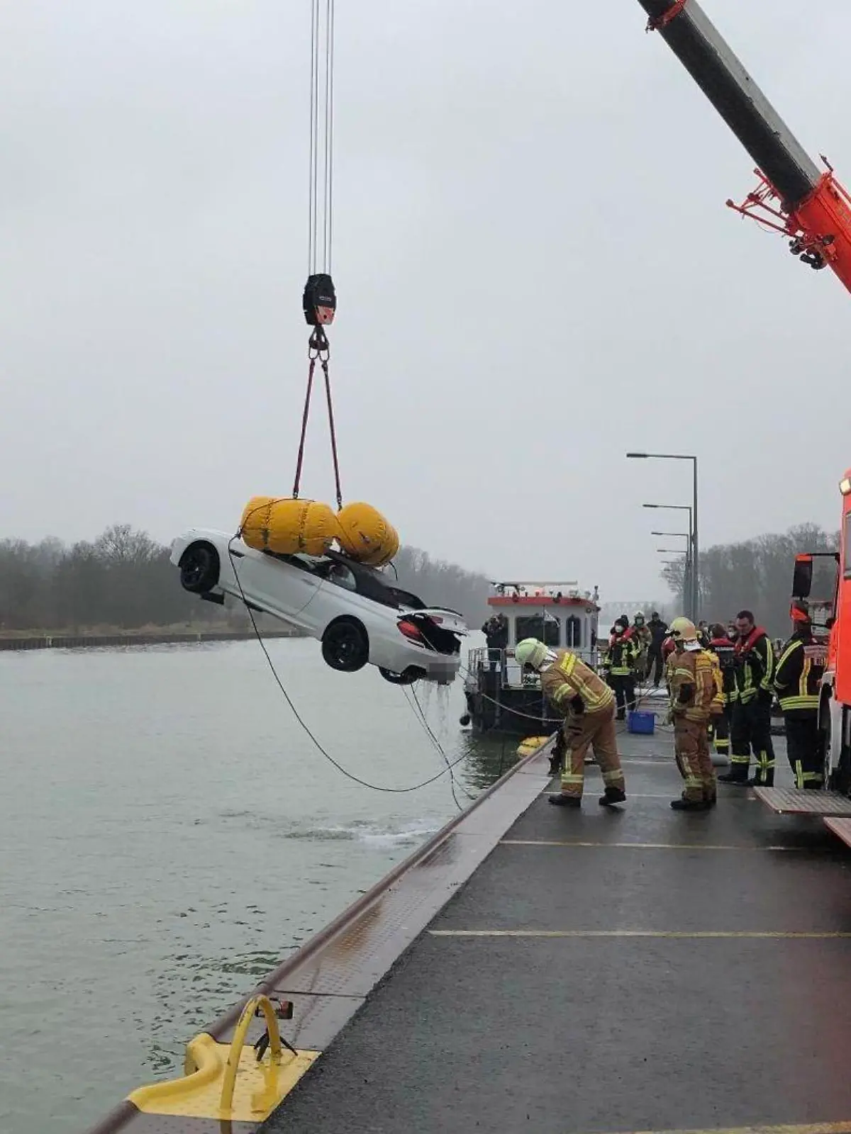 Auto landet im Kanal: Eingeschlafener Fahrer rettet sich