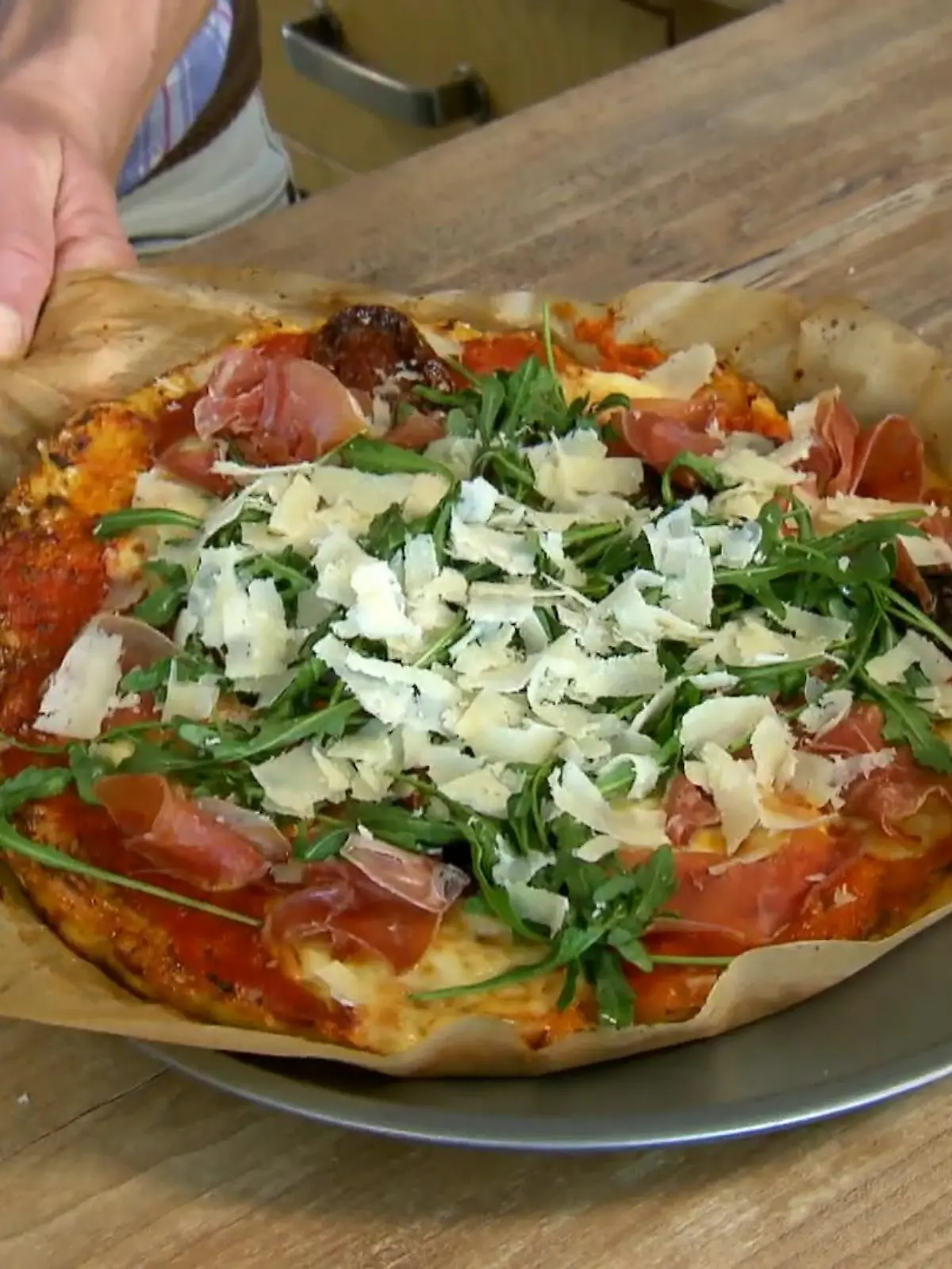 Protein-Pizzen sind im Trend. Es gibt sie von Premium-Marken und vom Discounter. Aber wie unterscheiden sich die Pizzen und kann eine selbstgemachte mithalten? Eine Familie macht den Test.