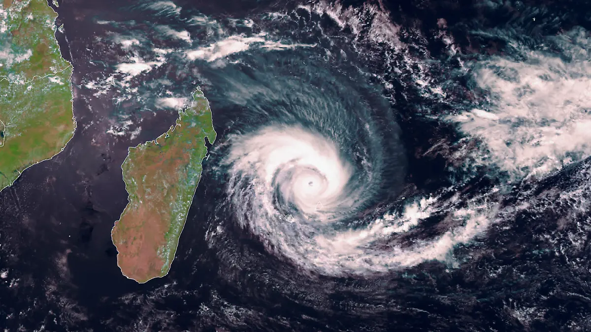 HANDOUT - 02.02.2022, ---: Ein Satellitenbild zeigt den Sturm «Batsirai» rechts vom Inselstaat Madagaskar. Laut Wettervorhersagen wird der tropische Wirbelsturm «Batsirai» am Nachmittag des 05.02.2022 im Zentrum von Madagaskar landen. Foto: -/EUMETSAT/AP/dpa - ACHTUNG: Nur zur redaktionellen Verwendung im Zusammenhang mit der aktuellen Berichterstattung und nur mit vollständiger Nennung des vorstehenden Credits +++ dpa-Bildfunk +++