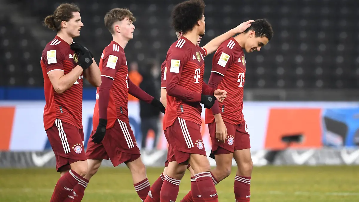  Fussball, Herren, Saison 2021/2022, 1. Bundesliga 20. Spieltag, Hertha BSC - FC Bayern München, v. l. Marcel Sabitzer Bayern München, Paul Wanna Bayern München, Leroy Sane Bayern München, Jamal Musiala Bayern München, Jubel nach dem Abpfiff, 23.01. 2022, *** Football, men, season 2021 2022, 1 Bundesliga 20 matchday , Hertha BSC FC Bayern Munich, v l Marcel Sabitzer Bayern Munich , Paul Wanna Bayern Munich , Leroy Sane Bayern Munich , Jamal Musiala Bayern Munich , cheering after the final whistle, 23 01 2022, Copyright: xSebastianxRäppold/MatthiasxKochx