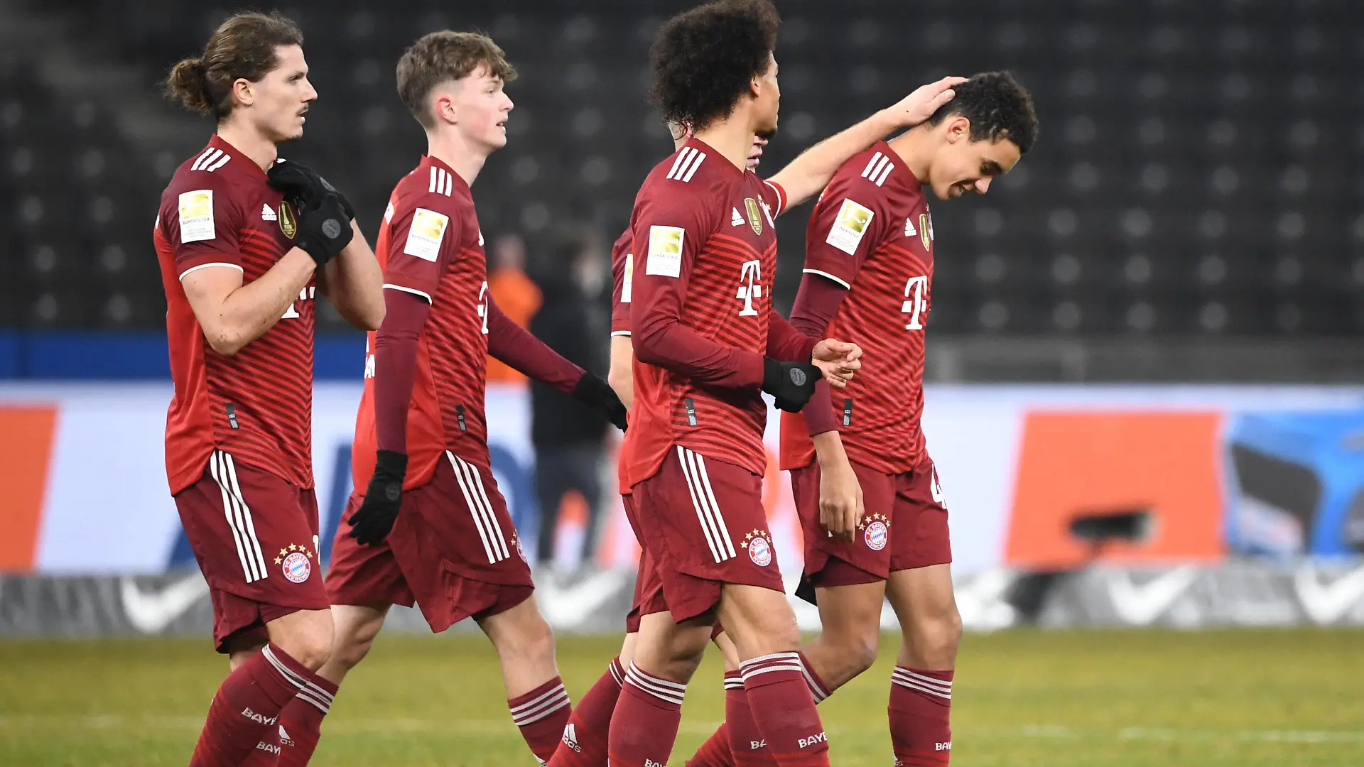 Fussball, Herren, Saison 2021/2022, 1. Bundesliga 20. Spieltag, Hertha BSC - FC Bayern München, v. l. Marcel Sabitzer Bayern München, Paul Wanna Bayern München, Leroy Sane Bayern München, Jamal Musiala Bayern München, Jubel nach dem Abpfiff, 23.01. 2022, *** Football, men, season 2021 2022, 1 Bundesliga 20 matchday , Hertha BSC FC Bayern Munich, v l Marcel Sabitzer Bayern Munich , Paul Wanna Bayern Munich , Leroy Sane Bayern Munich , Jamal Musiala Bayern Munich , cheering after the final whistle, 23 01 2022, Copyright: xSebastianxRäppold/MatthiasxKochx