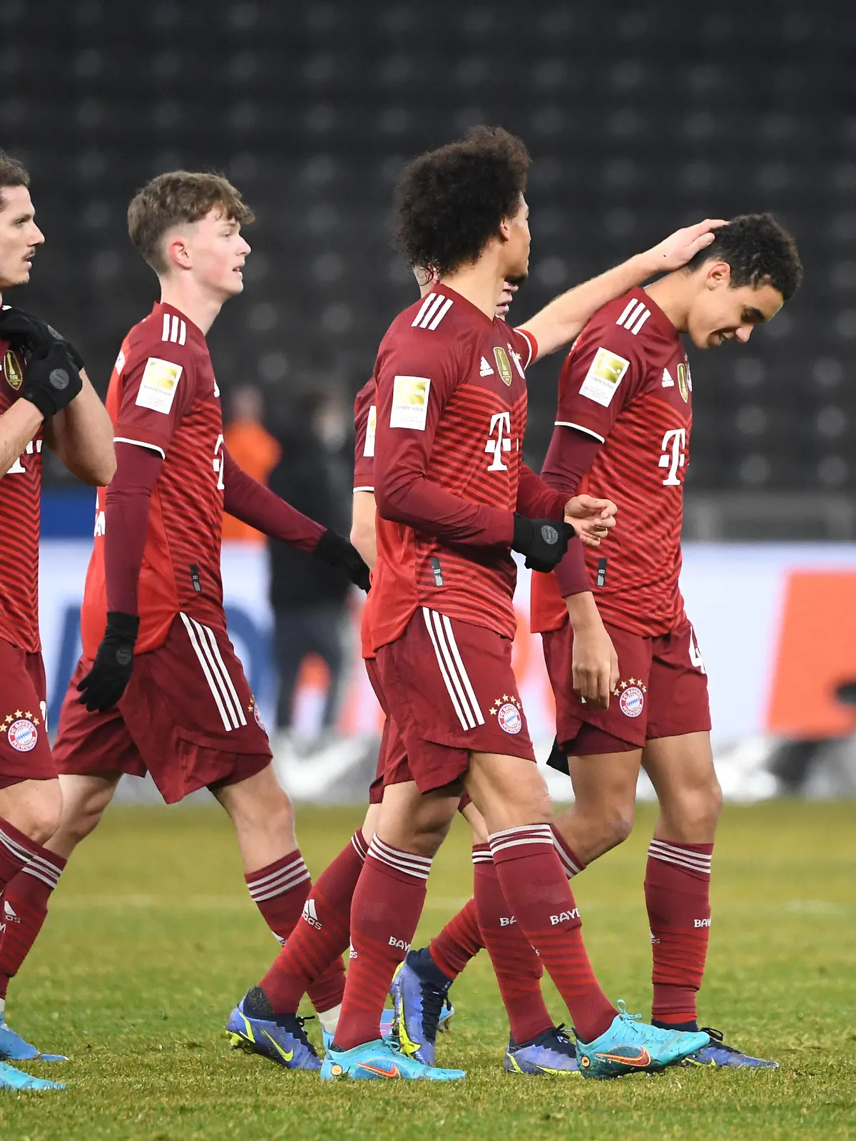  Fussball, Herren, Saison 2021/2022, 1. Bundesliga 20. Spieltag, Hertha BSC - FC Bayern München, v. l. Marcel Sabitzer Bayern München, Paul Wanna Bayern München, Leroy Sane Bayern München, Jamal Musiala Bayern München, Jubel nach dem Abpfiff, 23.01. 2022, *** Football, men, season 2021 2022, 1 Bundesliga 20 matchday , Hertha BSC FC Bayern Munich, v l Marcel Sabitzer Bayern Munich , Paul Wanna Bayern Munich , Leroy Sane Bayern Munich , Jamal Musiala Bayern Munich , cheering after the final whistle, 23 01 2022, Copyright: xSebastianxRäppold/MatthiasxKochx