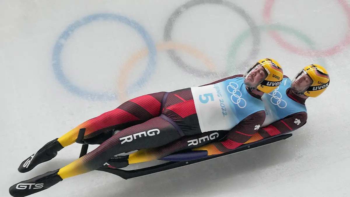 09.02.2022, China, Yanqing: Olympia, Rodeln, Doppelsitzer, 1. Lauf im National Sliding Centre. Tobias Wendl und Tobias Arlt aus Deutschland in Aktion. Foto: Michael Kappeler/dpa +++ dpa-Bildfunk +++