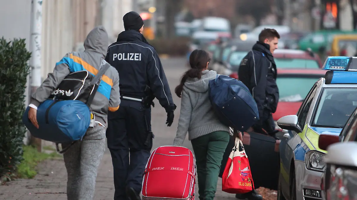 ARCHIV - 24.11.2015, Sachsen, Leipzig: Abgelehnte Asylbewerber werden zum Transport zum Flughafen abgeholt. (zu "Zahl der Abschiebungen 2021 etwas höher als im ersten Corona-Jahr") Foto: Sebastian Willnow/dpa-Zentralbild/dpa +++ dpa-Bildfunk +++