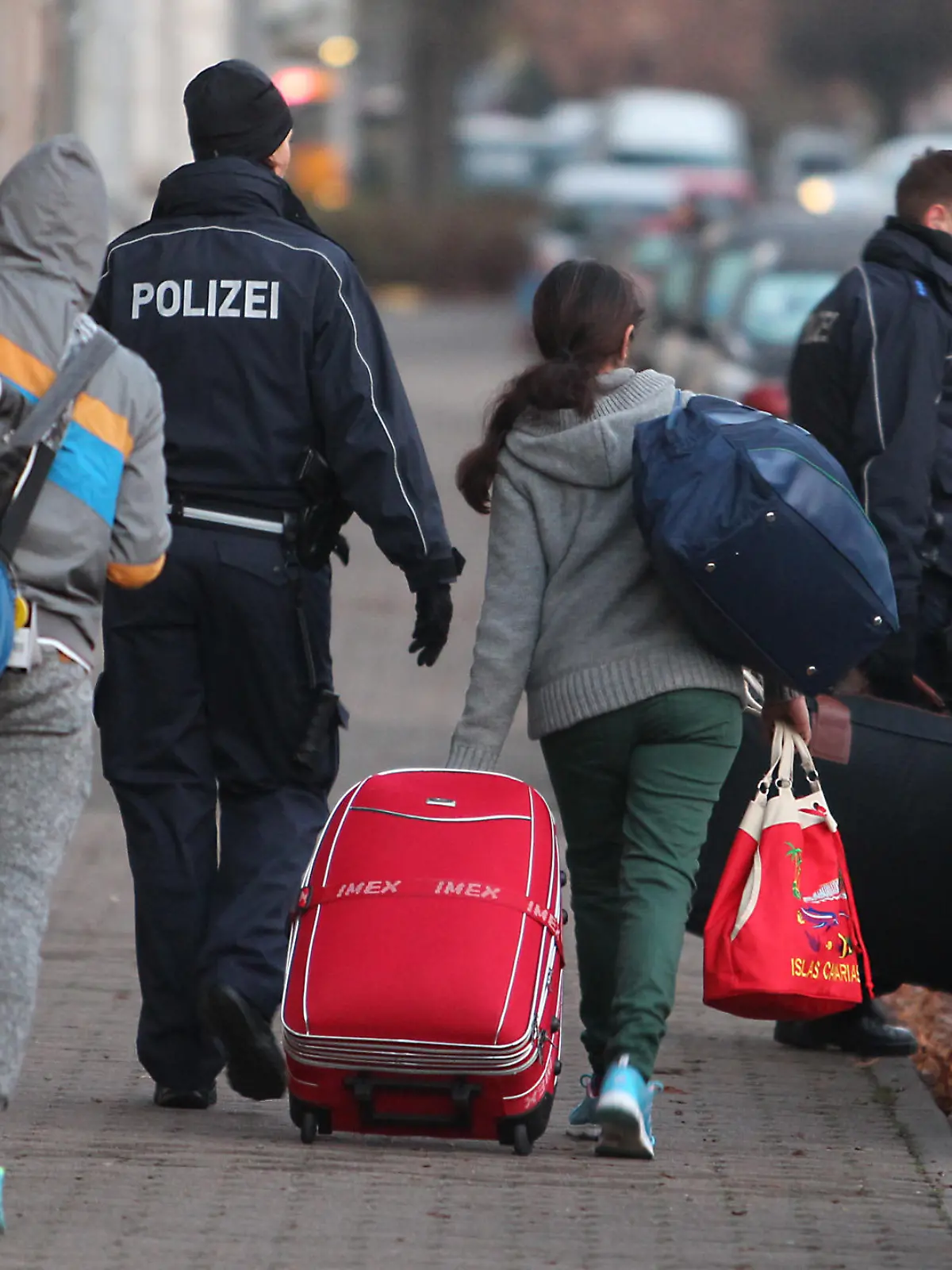 ARCHIV - 24.11.2015, Sachsen, Leipzig: Abgelehnte Asylbewerber werden zum Transport zum Flughafen abgeholt. (zu "Zahl der Abschiebungen 2021 etwas höher als im ersten Corona-Jahr") Foto: Sebastian Willnow/dpa-Zentralbild/dpa +++ dpa-Bildfunk +++