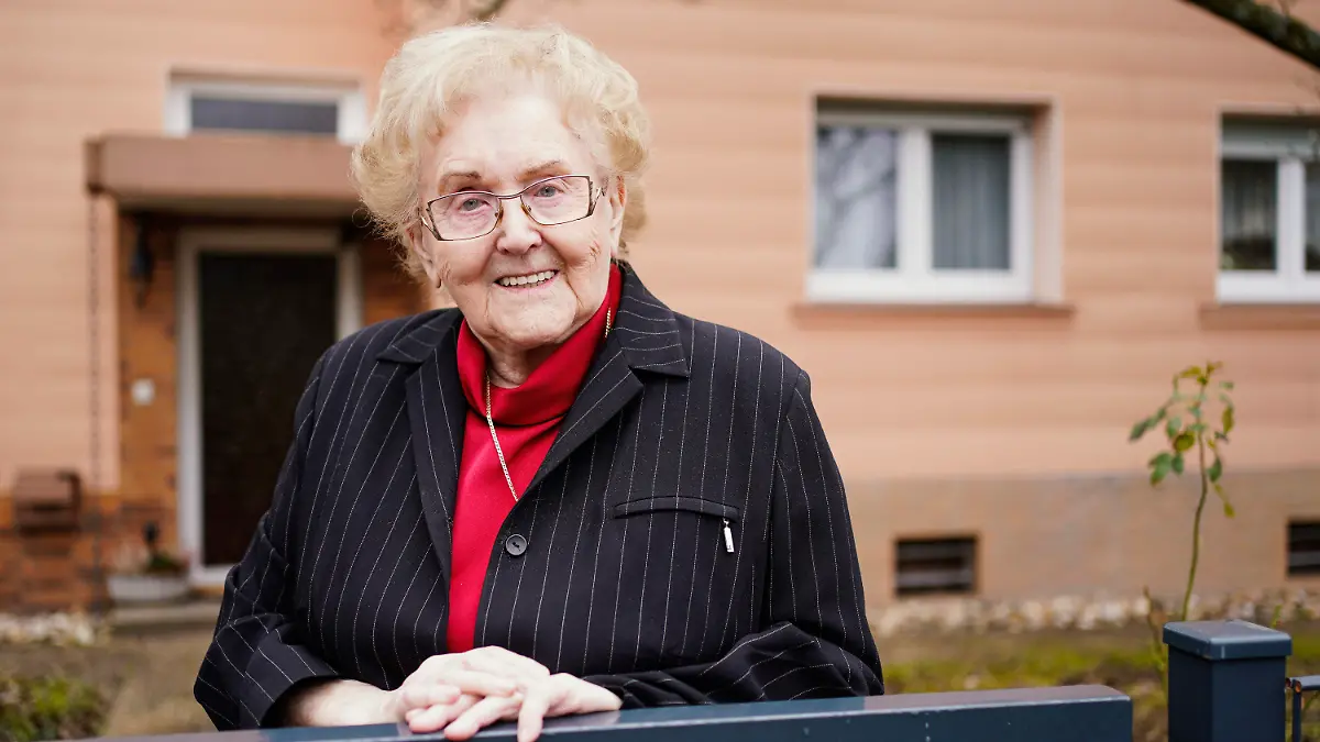 PRODUKTION - 08.02.2022, Baden-Württemberg, Mannheim: Karla Spagerer steht vor ihrem Wohnhaus. Die 92-Jährige ist als ältestes Mitglied der Bundesversammlung bei der Wahl des Bundespräsidenten als Wahlfrau dabei. Foto: Uwe Anspach/dpa +++ dpa-Bildfunk +++