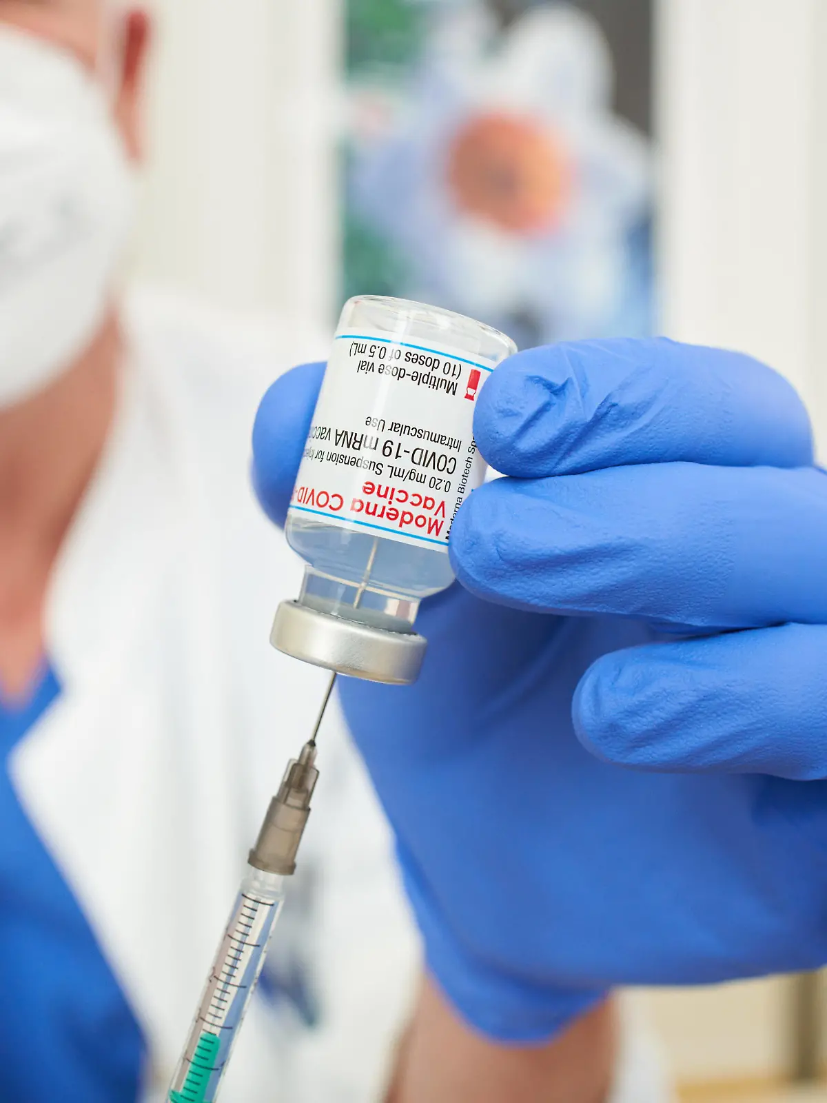  Corona COVID-19 Schutzimpfung mit Moderna Covid-19 mRNA vaccine für Mitarbeiter der Klinik, vaccination for employees at Krankenhaus Kliniken Ostallgäu-Kaufbeuren, Klinikum Kaufbeuren in Kaufbeuren, Bavaria, Germany, January 15, 2021.