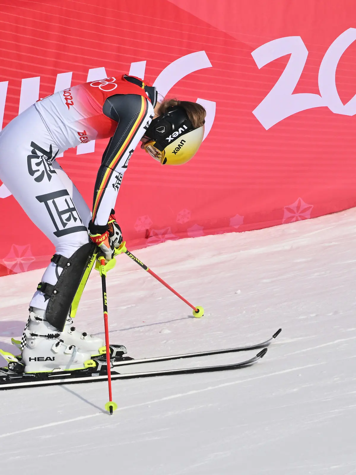 09.02.2022, China, Yanqing: Olympia, Ski alpin, Slalom, Frauen, 2. Lauf im Nationalen Ski-Alpin-Zentrum. Lena Dürr aus Deutschland reagiert im Ziel. Foto: Peter Kneffel/dpa +++ dpa-Bildfunk +++