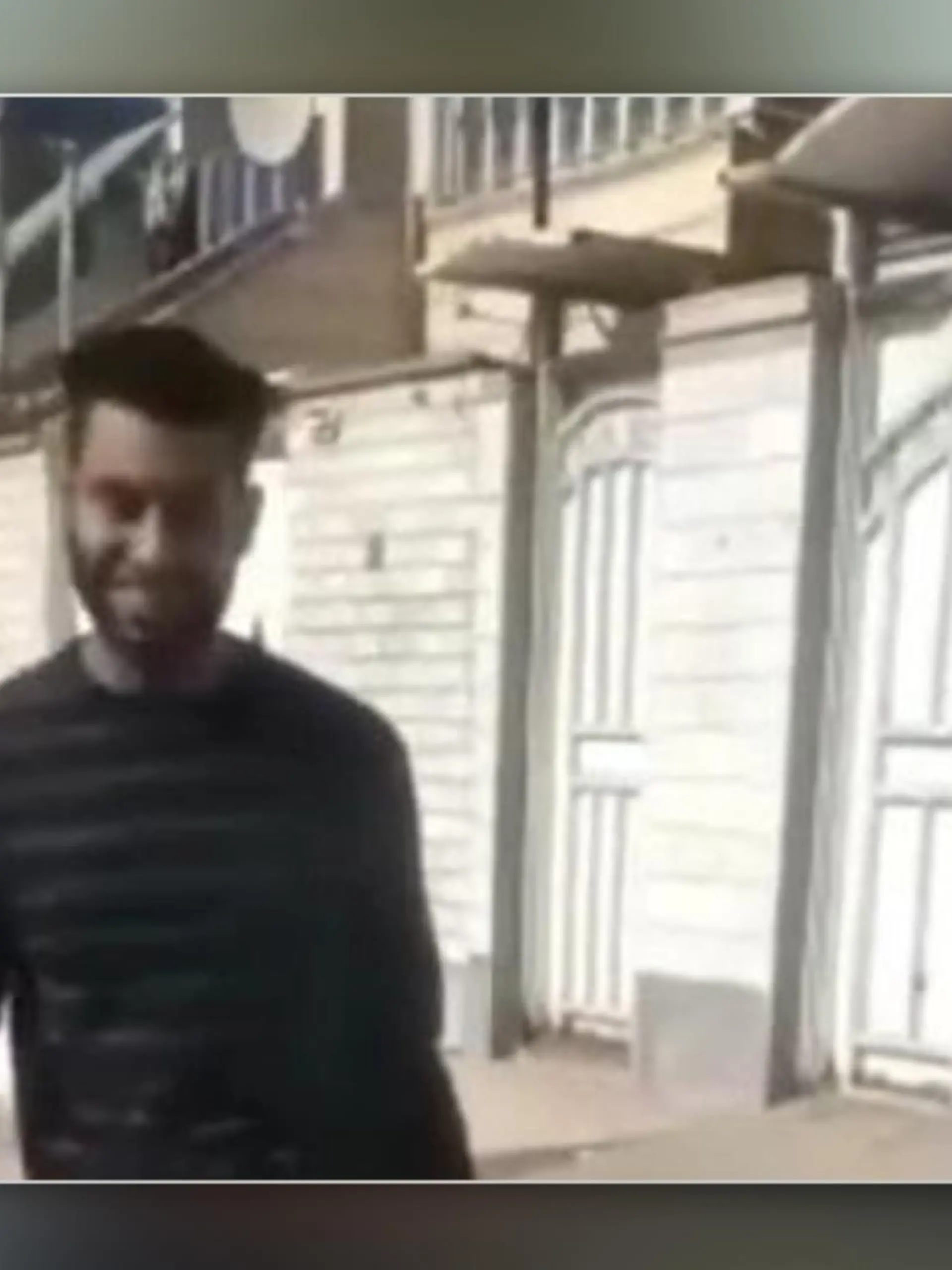 Ein Mann, Sajjad Heydari, spaziert durch eine iranische Stadt