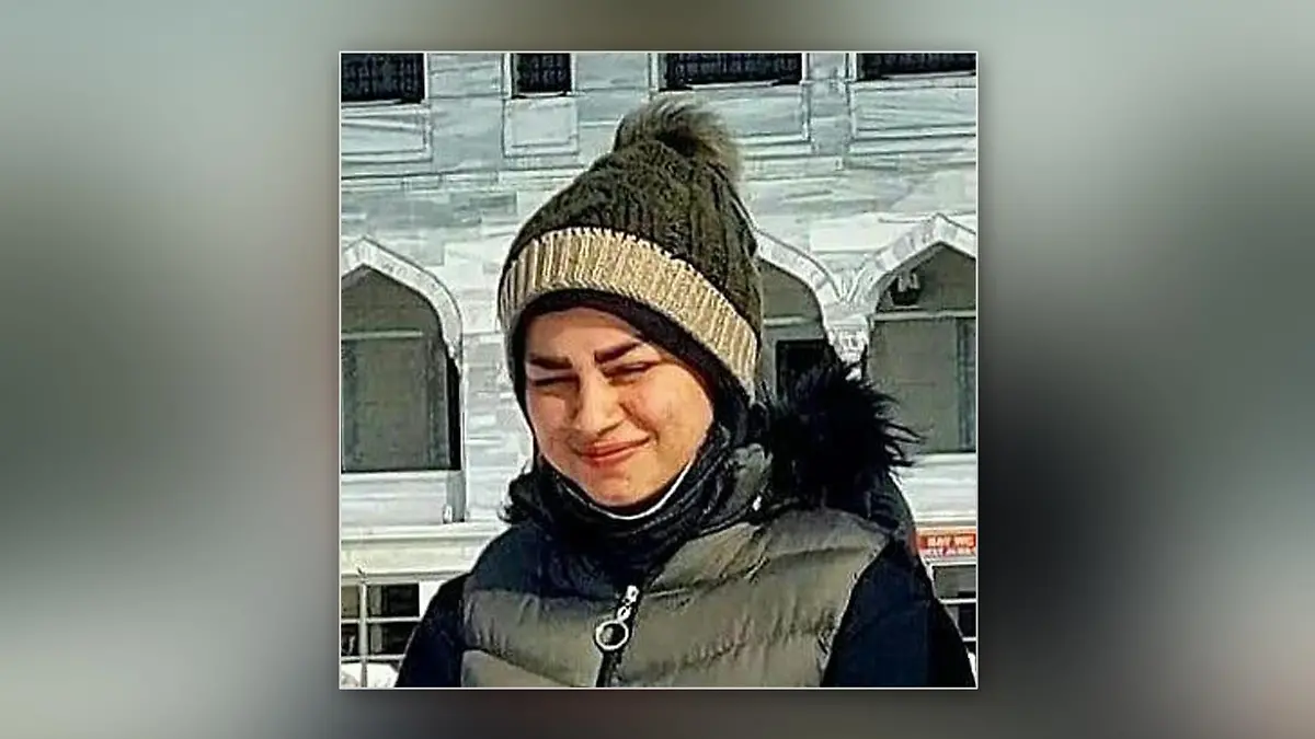 Eine Frau, Mona Heydari, grinst in die Kamera