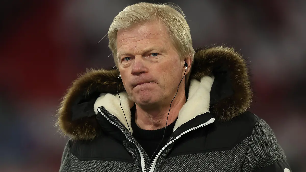 MUNICH, GERMANY - FEBRUARY 05: Oliver Kahn, Manager of FC Bayern München looks on ahead of the Bundesliga match between FC Bayern München and RB Leipzig at Allianz Arena on February 05, 2022 in Munich, Germany. (Photo by Alexander Hassenstein/Getty Images)