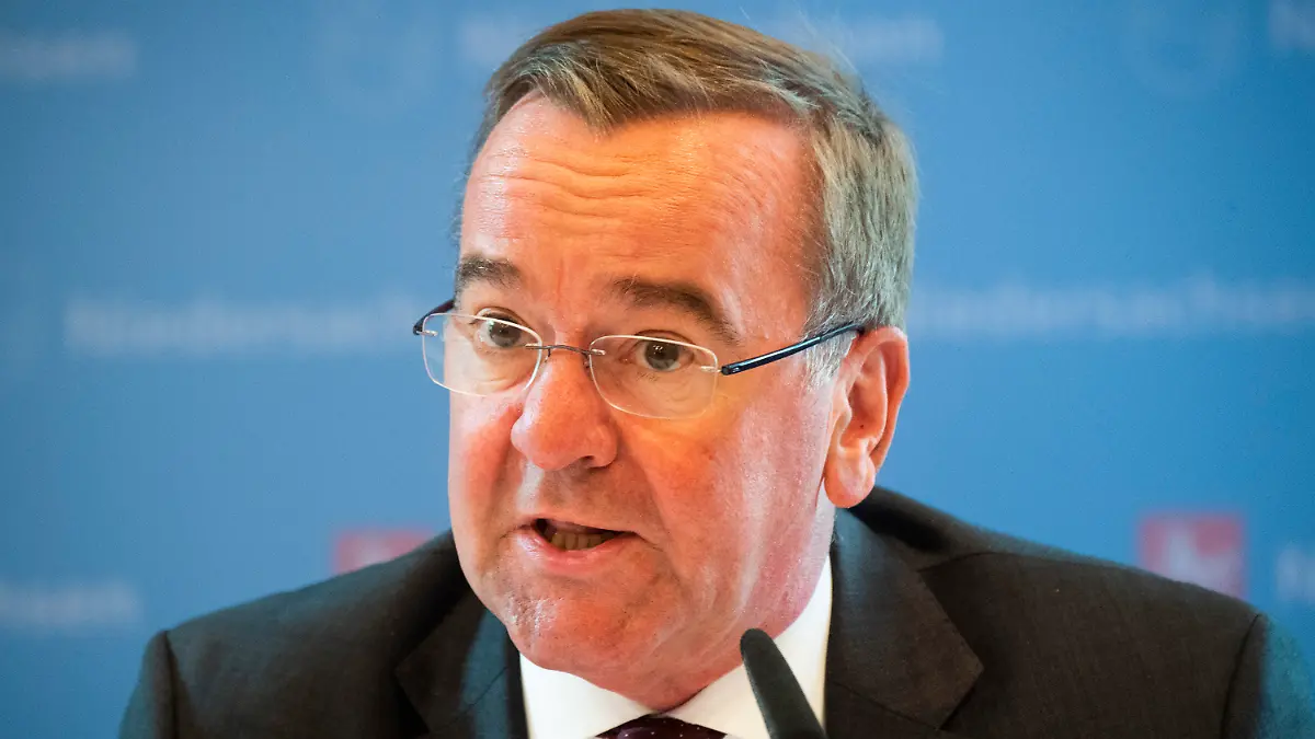 ARCHIV - 01.09.2020, Niedersachsen, Hannover: Niedersachsens Innenminister Boris Pistorius (SPD) spricht bei einer Pressekonferenz. Pistorius stellt die Kriminalstatistik 2020 für Niedersachsen vor (zu dpa: «Corona-Jahr 2020: Zahl der Einbrüche in Niedersachsen gesunken») Foto: Julian Stratenschulte/dpa +++ dpa-Bildfunk +++