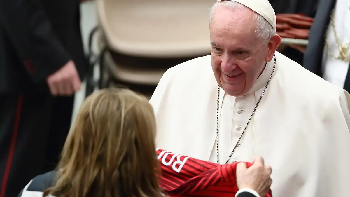 Maria Dolores dos Santos Viveiros da Aveiro, mother of the football player Cristiano Ronaldo, hands over her son s shirt to Pope Francis during the General Audience in the Paul VI Hall. Vatican City Vatican, February 9th, 2022 Vatican City Italy - ZUMAm169 20220209_zac_m169_016 Copyright: xGrzegorzxGalazkax