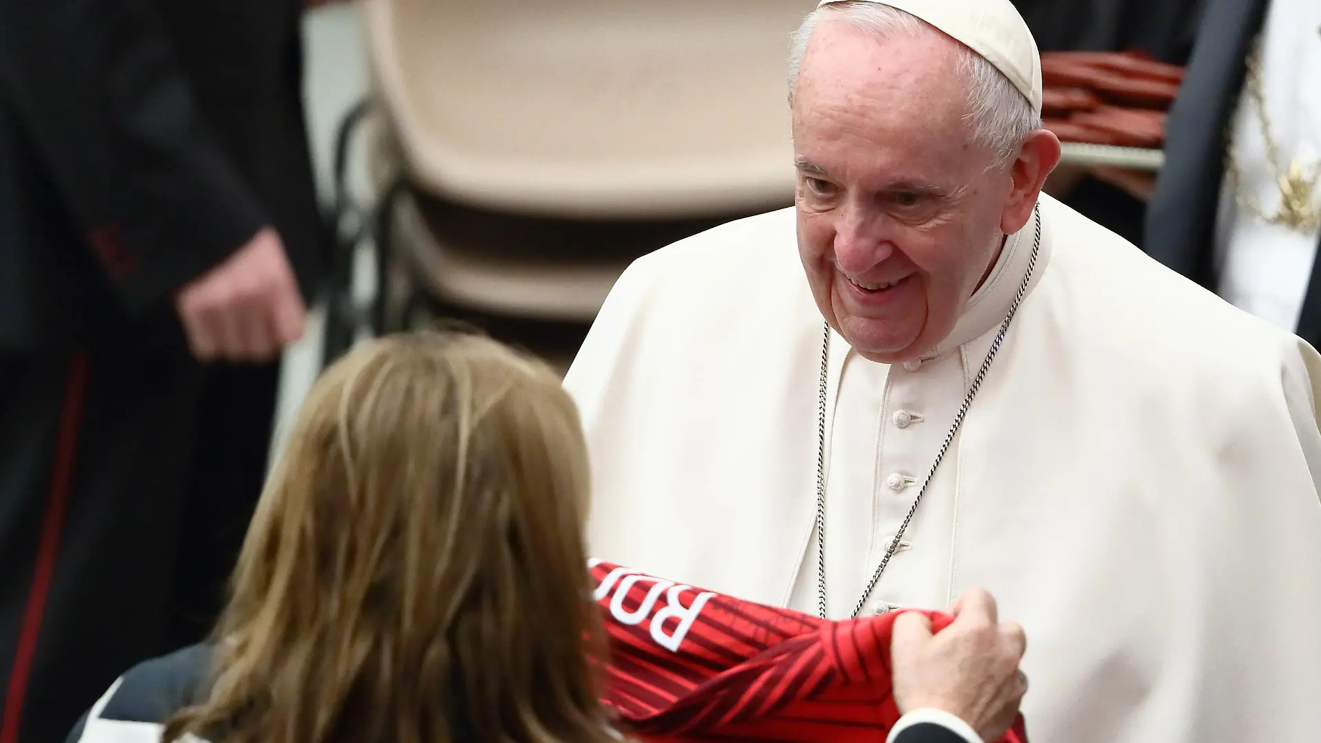 Maria Dolores dos Santos Viveiros da Aveiro, mother of the football player Cristiano Ronaldo, hands over her son s shirt to Pope Francis during the General Audience in the Paul VI Hall. Vatican City Vatican, February 9th, 2022 Vatican City Italy - ZUMAm169 20220209_zac_m169_016 Copyright: xGrzegorzxGalazkax
