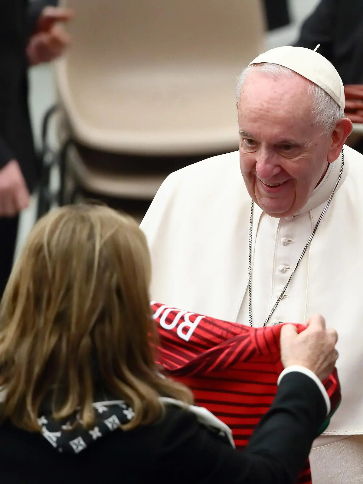 Maria Dolores dos Santos Viveiros da Aveiro, mother of the football player Cristiano Ronaldo, hands over her son s shirt to Pope Francis during the General Audience in the Paul VI Hall. Vatican City Vatican, February 9th, 2022 Vatican City Italy - ZUMAm169 20220209_zac_m169_016 Copyright: xGrzegorzxGalazkax