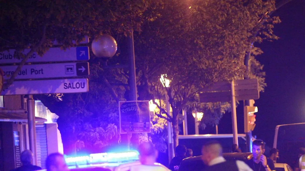 Spanish Policemen inspect a car after four suspected terrorists were killed by the police after they knocked down six civilians with their car at Paseo Maritimo in Cambrils (Tarragona), northeastern Spain, 18 August 2017. Police shoot dead four terrorism suspects after vehicle attack in Cambrils !ACHTUNG: NUR REDAKTIONELLE NUTZUNG! PUBLICATIONxINxGERxSUIxAUTxONLY Copyright: xJAUMExSELLARTx GRA345 20170818-636386302016090619
Spanish Policemen inspect a Car After Four suspected Terrorists Were KILLED by The Police After They Knocked Down Six civilians With their Car AT Paseo Maritimo in Tarragona Northeastern Spain 18 August 2017 Police Shoot Dead Four Terrorism suspects After Vehicle Attack in Regard only Editorial Use PUBLICATIONxINxGERxSUIxAUTxONLY Copyright xJAUMExSELLARTx 20170818 636386302016090619
